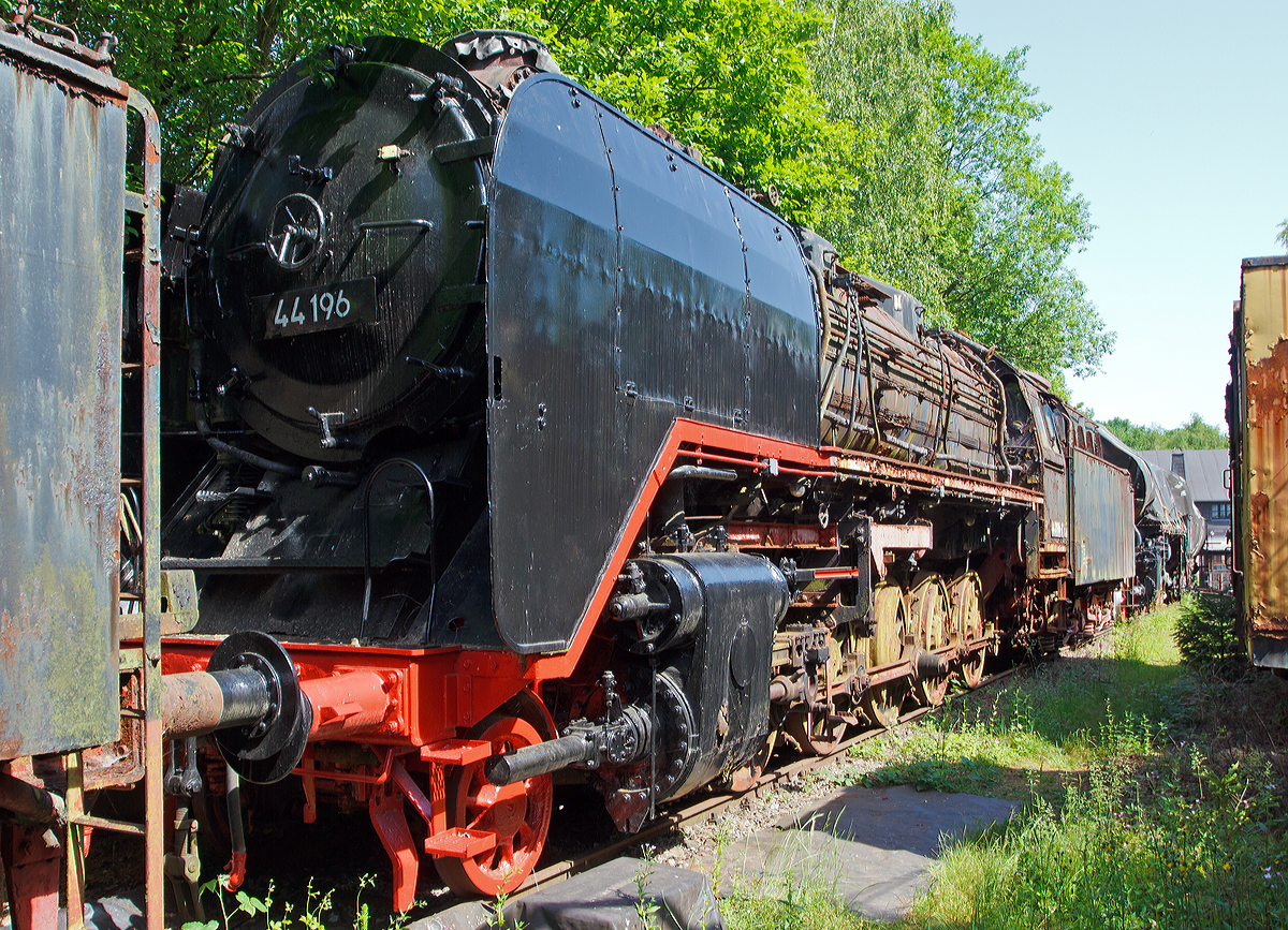 Die schwere Güterzugdampflokomotive 44 196, ex DR 44 2196, ex DR 44 0196-4, im Dampflokmuseum Hermeskeil am 09.06.2014. Die Lok wurde 1940 von der Fried. Krupp AG in Essen unter der Fabriknummer 2018 gebaut. Auffällig sind die 
großen Wagner Windleitbleche.
  	

Die Geschichte der Jumbos, wie die Baureihe 44 manches Mal genannt wird, reicht in das Jahr 1923 zurück. Man hatte Entwürfe von fünffachgekuppelten Loks (1’E) mit Zwei-, Drei- und Vierzylinder-Loks.

Die Zwillingsausführung (1’E h2) war die einfachste und billigere Ausführung,
die Dreizylinderlok (1’E h3) besaß das gleichmäßige Anzugsvermögen, und

die Vierzylinder-Verbundlok (1’Eh4v) den geringsten Verbrauch aufwies. 

Die DRG-Hauptverwaltung lehnte den Bau der Vierzylinder-Verbundlok ab, so wurden ab 1926 parallel je zehn Exemplare mit Zwillingstriebwerk (BR 43) und Drillingstriebwerk (BR 44)  gebaut. Zunächst erwies sich die 43 gegenüber der 44 als wirtschaftlicher. Doch die hohen Kolbenkräfte, welche durch die großen Zylinderdurchmesser (720 mm) zustande kamen, führten zu Schäden am Trieb- und Fahrwerk. Die Ersparnisse der einfacheren Bauart wurden durch den größeren Unterhaltsaufwand aufgezehrt.

So kam es dann ab 1937 zur großen Serienfertigung der Baureihe 44, in leicht veränderter Form. Bis 1949 wurden insgesamt 1.989 Lokomotiven hergestellt. Bei der Serienfertigung  wurde der Kesselüberdruck, zur besseren Energieausnutzung von14 auf 16 bar erhöht. Der Zylinderdurchmesser wurde von 600 auf 550 mm verringert. Die Höchstgeschwindigkeit wurde auf 80 km/h angehoben.

Der zweite Weltkrieg hatte einen ungeahnten Bedarf an leistungsfähigen Güterzugdampfloks zur Folge. Die Konstruktion wurde im Laufe des Krieges immer mehr vereinfacht, um Material und Fertigungsstunden einzusparen. Diese Serien bezeichnet man als „Übergangskreiglokomotive  (ÜK-Loks). 

Die DRG beschaffte insgesamt 1753 Loks der Baureihe 44, wobei die überwiegende Zahl ÜK-Ausführungen angeliefert wurden. An der Fertigung waren 14 deutsche und ausländische Lokfabriken beteiligt. Einige ausländische Werke produzierten auch nach Kriegsende weitere Lokomotiven. Der Lokbau VEB LEW „Hans Beimler  lieferte noch im Jahr 1949 10 Lokomotiven an die DR, so daß die Baureihe 44 auf eine Gesamtstückzahl von 1989 Loks kam.

Auf dem Gebiet der späteren DB verblieben nach dem Krieg 1242 Loks der Baureihe 44, bei der DR 335 Loks. 

Die DR ließ 100 Loks auf Ölhauptfeuerung und 22 Loks auf Kohlenstaubfeuerung umbauen. Ziel war die Loks wirtschaftlicher einsetzen zu können. Ein Nebeneffekt war die Entlastung des Heizers von der schweren Arbeit des Feuerns, gleichzeitig hatte dieser mehr Zeit für die Streckenbeobachtung.

Die Versuche der DR mit der Ölhauptfeuerung gingen schon auf das Jahr 1959 zurück. Der DR-Serienumbau erfolgte ab 1963. Die kohlegefeuerten 44er musterte die DR ab Mitte der 60er-Jahre aus, so dass sie ab 1974 nur noch ölgefeuerte Maschinen der Baureihe 44 im Bestand hatte. Insgesamt standen bei der DR 1975 91 ölgefeuerte Loks der BR 44 im Betrieb. In der Zwischenzeit war der Rohölpreis so weit angestiegen, dass das bisherige Abfallprodukt schweres Heizöl weiter veredelt werden musste. Deshalb verfügte die Hauptverwaltung für Maschinenwirtschaft im Jahr 1980 die Außerbetriebsetzung aller ölgefeuerten Loks. 

Ab 1982 ging die DR daran, Loks der Baureihe 44 auf Rostfeuerung zurück zubauen, von diesen sind allerdings kaum Einsätze bekannt, sie wurden überwiegend als Heizloks verwendet. Insgesamt sind 80 44er zu zurückgebaut worden, davon waren 52 Loks betriebsfähig; der Rest war zu Dampfspendern umgebaut worden. 


Technische Daten:
Bauart:  1'E-h3
Gattung:  G 56.20
Spurweite:  1.435 mm (Normalspur)
Länge über Puffer:  22.620 mm
Höhe:  4.550 mm
Fester Radstand:  3.400 mm
Gesamtradstand:  9.650 mm
Dienstmasse:  110,2 t
Reibungsmasse:  95,9 t
Radsatzfahrmasse:  19,3 t
Höchstgeschwindigkeit:  80 km/h (vorwärts) / 50 km/h (rückwärts)
Indizierte Leistung:  1.405 kW / 1.910 PS Kohlefeuerung
1545 kW / 2100 PSi Ölfeuerung
Treibraddurchmesser:  1.400 mm
Laufraddurchmesser vorn:  850 mm
Zylinderanzahl:  3
Zylinderdurchmesser:  550 mm (600 mm bei 44 001- 010)
Kolbenhub:  660 mm
Kesselüberdruck:  16 bar
Tender:  2'2' T 34
Wasservorrat:  34,0 m³
Brennstoffvorrat:  10,0 t Kohle
Steuerung:  Bauart Heusinger
