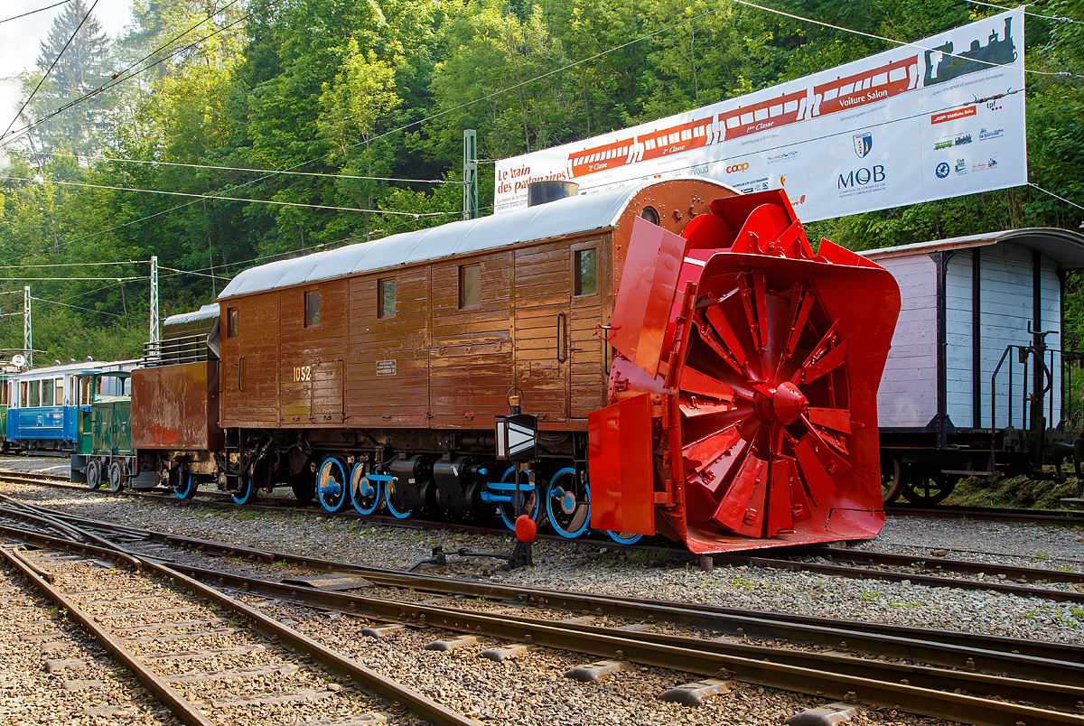 Die Selbstfahrende Dampfschneeschleuder R 1052 (ex Berninabahn) BB R 1052, ex RhB R 14, ex RhB Xrot d 9214), der Museumsbahn Blonay-Chamby,hier am 19.05.2018 auf dem Museums-Areal der (BC) in Chaulin.

Die Schneeschleuder wurde 1912 von der Schweizerischen Lokomotiv- und Maschinenfabrik (SLM) unter der Fabriknummer 2299 als R 1052 f�r die Berninabahn gebaut, 1944 um bezeichnet in RhB R 14, 1954 um nummeriert in RhB Xrot d 9214 (Die Bezeichnung Xrot d setzt sich zusammen aus: X = Dienstfahrzeug, rot = rotierend, d = dampfgetrieben.), 1990 ging sie an die DFB, 1996 wurde sie  im Tausch gegen die ehemalige RhB R 12 von der B-C �bernommen.

Dieses Fahrzeug wie auch das heute noch bei der RhB betriebsf�hige Schwesterfahrzeug Xrot d 9213 (ex BB R 1051) sind dampfgetriebene Schneeschleudern mit eigenem Antrieb die f�r die Berninabahn (BB) gebaut wurden, die seit 1944 zur Rh�tischen Bahn geh�rt. Im Gegensatz zu den bisher gebauten Fahrzeugen, auch der zwei Dampfschleudern der RhB-Stammstrecke, handelt es sich bei den beiden Bernina-Schleudern um selbstfahrende Fahrzeuge. Die Berninabahn entschied sich hierzu, weil in den engen Kurven mit nicht gen�gend hoher Kraft geschoben werden konnte und die Bahn selbst keine Fahrdraht-unabh�ngigen Triebfahrzeuge besa�. Die Schleudern wurden dennoch normalerweise mit Schiebetriebfahrzeugen eingesetzt, damit die gesamte Kesselleistung f�r die Dampfmaschine des Schleuderrades zur Verf�gung stand.

Mit der �bernahme der Berninabahn durch die Rh�tische Bahn (RhB) erhielten die beiden Schleudern die neuen Bezeichnungen R 13 und R 14, 1950 dann Xrot d 9213 und 9214. Die beiden Fahrzeuge befanden sich bis 1967 im regelm��igen Einsatz und wurden danach durch modernere Schleudern ersetzt. Die Xrot d 9213 wird von der RhB im Heimatdepot in Pontresina weiterhin betriebsf�hig gehalten. Sie wird heute vor allem zu touristischen Zwecken noch betrieben, und zwar im Rahmen so genannter Fotofahrten; zuweilen kommt sie aber auch noch bei der R�umung zum Einsatz.

Die Achsformel ist C'C', das Fahrzeug verf�gen nach Bauart Meyer �ber zwei dreiachsige Triebdrehgestelle die durch vier Zylinder angetrieben werden, diese befinden sich unten mittig zwischen den Triebgestellen, dar�ber befindet sich der Antrieb f�r die Schneeschleuder, die von zwei weiteren Zylindern angetrieben wird. Der Durchmesser des Schleuderrads betr�gt 2,5m, welches mit bis zu 170 U/min dreht und so bis zu drei Meter hohe Schneemassen beseitigen kann.
Gekuppelt ist die Schneeschleuder mit einem zweiachsigen Tender.

Die Xrot d 9214 wurde am 26. Januar 1968 zu einem einmaligen Gro�einsatz auf der Arosabahn herangezogen. Geschoben von zwei ABDe 4/4 hatte sie die tiefverschneite Strecke zwischen Langwies und Arosa zu r�umen und ben�tigte f�r den nur acht Kilometer langen Abschnitt acht Stunden.

TECHNISCHE DATEN:
Gebaute Anzahl: 2 (BB 1051, BB 1052)
Hersteller: SLM
Baujahre: 1910 und 1912
Ausmusterung: 1967 (1052/ 9214), Die 1051 ist als RhB Xrot d 9213 betriebsf�hig
Spurweite: 1.000 mm (Meterspur)
Achsformel: C'C'
L�nge: 13.865 mm
H�he: 3.800 mm
Breite: 2.800 mm, max. 3.600 mm
Gesamtradstand: 10.655 mm (inkl. Tender)
Kleinster befahrbarer Gleisbogen: R=45 m
Dienstgewicht: 45 t
Dienstgewicht mit Tender: 63,5 t
H�chstgeschwindigkeit:  35 km/h
Indizierte Leistung Antrieb: 221 kW
Indizierte Leistung Schneeschleuder: 368 kW
Treibraddurchmesser: 	750 mm
Zylinderanzahl: 4 f�r Antrieb und 2 f�r Schneeschleuder
Kessel�berdruck: 14 bar
Wasservorrat: 7 m�
Kohlevorrat: 4 t 
