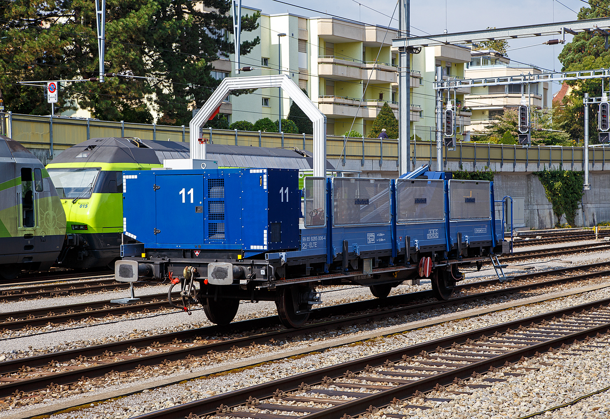 Die selbstfahrenden Hubarbeitsb�hnen XTm 99 85 9285 006-4 CH-ELTE der elbatech AG, abgestellt am 09.09.2021 im Bahnhof Spiez.

Die selbstfahrenden Hubarbeitsb�hnen XTm verf�gen �ber einen dieselhydraulischen Antrieb und basieren auf totalrevidierten Maschinen der SBB (7m B�hnen). Es steht ein gro�er Arbeitskorb mit einer Reichweite von 7m zur Verf�gung. Die XTm sind eine ideale Erg�nzung einer Montagekomposition bestehend aus VTms und Containerwagen damit eine zus�tzliche Equipe unabh�ngig und effizient arbeiten kann.

Technische Daten:
Spurweite: 1.435 mm (Normalspur)
Achsfolge: B
L�nge �ber Puffer: 12.000 mm
Achsabstand: 6.500 mm
Eigengewicht: 15.400 kg
Max. Ladegewicht: 15,0 t (ab Streckenklasse C)
H�chstgeschwindigkeit: geschleppt: 100 km/h, die Eigenfahrt Geschwindigkeit ist mir unbekannt, wir aber wohl langsam sein.
