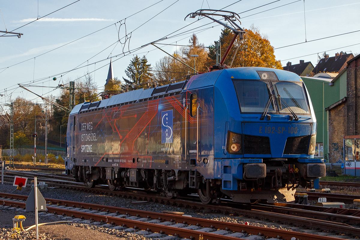 Die Siemens „Smartron“ 192 007-3 / E 192-SP-100 (91 80 6192 007-3 D-SGL) „Der Weg ist das Ziel“ der SPITZKE SE (Großbeeren), am 09.11.2021 beim Umsetzen (Rangierfahrt/Manöver) in Betzdorf (Sieg).

Die Siemens Smartron wurde 2019 von Siemens in München unter der Fabriknummer 22588 gebaut und an die BBL Logistik geliefert.

Die SLG SPITZKE LOGISTIK GmbH setzt die Elektrolokomotive des Typs „Smartron“ für vielfältige Logistikaufgaben von Bahnbaustellen und für Schienentransporte jeglicher Art im innerdeutschen Güterverkehr ein. Die Leistungsmerkmale der E-Lok sind genau auf die Bedürfnisse von Transportaufgaben ausgerichtet. Vom Hersteller Siemens Mobility wurde der Smartron im März 2018 für den deutschen Markt vorgestellt. Seine leistungsstarken, in der Produktfamilie Vectron erprobten Komponenten garantieren eine hohe Betriebssicherheit und langfristige Zuverlässigkeit. Der Smartron ist die erste Elektrolokomotive im SPITZKE-Technikpark.

TECHNISCHE DATEN:
Hersteller: Siemens Mobility
Typ/Baureihe: Smartron / 192
Spurweite: 1.435 mm
Radsatzanordnung: Bo'Bo'
Länge über Puffer: 18.980 mm
Leistung: 5.600 kW
Höchstgeschwindigkeit :160 km/h
Gesamtgewicht: 83 t
Radsatzlast: 20,7 t
Spannungsssystem: 15 kV AC
Anfahrzugkraft: 300 kN
Dauerzugkraft:  250 kN
Zugsicherung: PZB / LZB
Doppeltraktion: über TMC, artrein, mit Vectron und ES64F4
