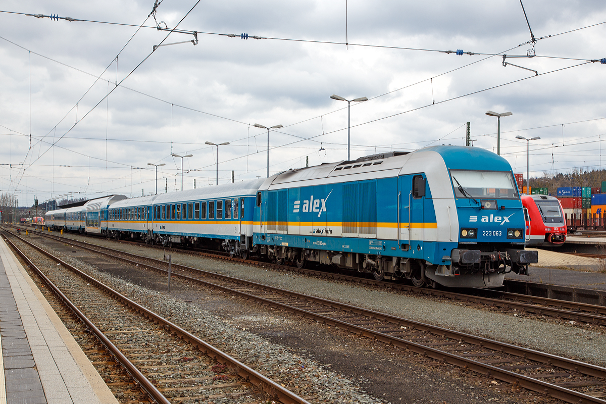 Die Siemens ER 20  Hercules   223 063-9 (92 80 1223 063-9 D-VBG) hat am 27.03.2016 ihr Ziel den Hbf Hof, mit dem Alex Nord (M�nchen - Regensburg - Schwandorf - Hof), Umlauf ALX 84106, erreicht.

Die Siemens ER 20 wurde 2007 von Siemens in M�nchen unter der Fabriknummer 21451 gebaut. Sie hat die Zulassung f�r Deutschland und Tschechien (f�r Vmax = 100km/h).