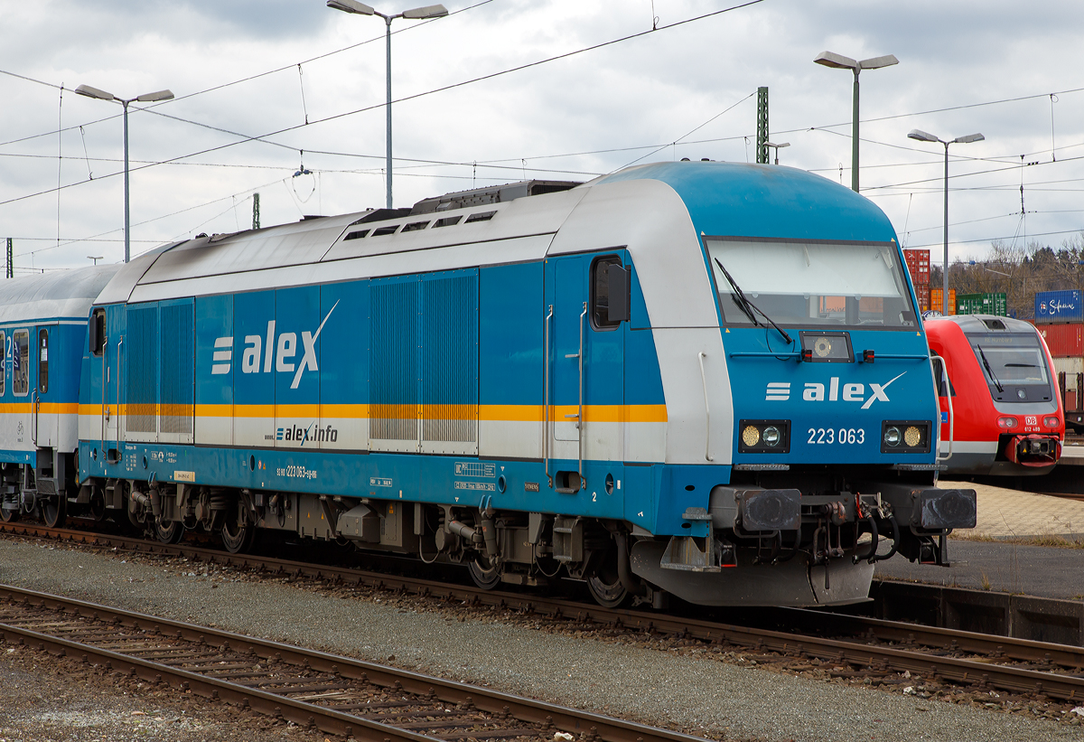 
Die Siemens ER 20  Hercules   223 063-9 (92 80 1223 063-9 D-VBG) hat am 27.03.2016 ihr Ziel den Hbf Hof, mit dem Alex Nord (München - Regensburg - Schwandorf - Hof), Umlauf ALX 84106, erreicht.

Die Siemens ER 20 wurde 2007 von Siemens in München unter der Fabriknummer 21451 gebaut. Sie hat die Zulassung für Deutschland und Tschechien (für Vmax = 100km/h).

Der Lokomotivtyp Siemens ER20 der Eurorunner-Serie ist eine von Siemens gebaute vierachsige dieselelektrische Lokomotive der mittleren Leistungsklasse. Ein Dieselmotor mit angeflanschtem Drehstrom-Asynchrongenerator erzeugt dabei den Strom, mit dem die vier Motoren (einer für jede Achse) angetrieben werden. Die Lokomotiven sind mit Wendezug- und Doppeltraktionssteuerung ausgestattet.

Das Modell war zunächst im Auftrag der Österreichischen Bundesbahnen (ÖBB) gebaut (100 Stück) und dort als Baureihe 2016 (genannt „Hercules“) bezeichnet worden. In Deutschland wird sie als Baureihe 223 geführt. Neben den ÖBB besitzen diverse Privatbahnen in Österreich und Deutschland, insgesamt 180 Loks dieses Typs. Eine weitere läuft als Präsentationsfahrzeug für Siemens.

Die Lokomotive besitzt einen aufgeladenen 16-Zylinder-Dieselmotor von MTU Friedrichshafen mit Common-Rail-Einspritzung und Ladeluftkühlung, vom Typ MTU 16 V 4000 R41. Im Leerlauf werden zur Verbesserung der Abgaswerte 8 von 16 Zylindern abgeschaltet.

Bei erhöhtem Leistungsbedarf beim Anfahren oder auf kurzen Steigungsabschnitten kann die Zugsammelschiene (für die Energieversorgung der Wagen) abgeschaltet werden. Somit steht die gesamte durch den Generator erzeugte Leistung den Fahrmotoren zur Verfügung. Der Antrieb erfolgt über einen Ritzelhohlwellenantrieb, bei dem die Motoren im Drehgestellrahmen gefedert gelagert sind, während das Getriebegehäuse mit Ritzel und Großrad ungefedert auf der Achse sitzt.

Die Lokomotive besitzt getrennte Stromkreisläufe für die Verbraucher und den Anlasser. Der benötigte Strom für den Anlasser wird in Kondensatoren gespeichert, damit sind zwei bis drei Startvorgänge unabhängig von der Hauptbatterie möglich.

Der Lokrahmen besteht aus zwei Langträgern mit Querträgern am Kopfende für die Drehgestelle und den Motor. Der Wagenkasten besteht aus einem Gitterfachwerk aus Stahlprofilen, wobei die Dachschrägen tragende Teile sind. Die Seitenwände aus Aluplatten werden nur aufgeklebt. Das Führerhaus ist ein eigenes Fertigmodul, das in der Endmontage mit dem Kasten verbunden wird. Die Pufferträger sind als Deformationselemente ausgeführt.


Technische Daten:
Betreiber: Vogtlandbahn GmbH (geleast über Alpha Trains)
Hersteller: Siemens
Fahrzeuge bei der Vogtlandbahn: 12
Einsatzstrecken (alex): München - Lindau / Oberstdorf,
München - Hof & Schwandorf - Furth i Wald

Spurweite: 1.435 mm
Achsfolge: Bo'Bo'
Länge über Puffer 19.275 mm
Breite: 2.870 mm
Drehzapfenabstand: 10.362 mm
Drehgestellachsstand: 2.700 mm
Treibraddurchmesser: 1.100 mm (neu) / 1.020 mm (abgenutzt)
Leistung: 2.000 kW 
Dieselmotor: 16-Zylinder-Dieselmotor mit Common-Rail-Einspritzung, Turbolader und Ladeluftkühlung vom Typ 16 V 4000 R41
Nenndrehzahl: 600 - 1.800 1/min
Höchstgeschwindigkeit: 140 km/h
Leergewicht: 80 t
Kleinster bef. Halbmesser: 100 m
Zugheizung: 400 kW
Anfahrzugkraft: 235 kN
Tankinhalt: 2.800 l
