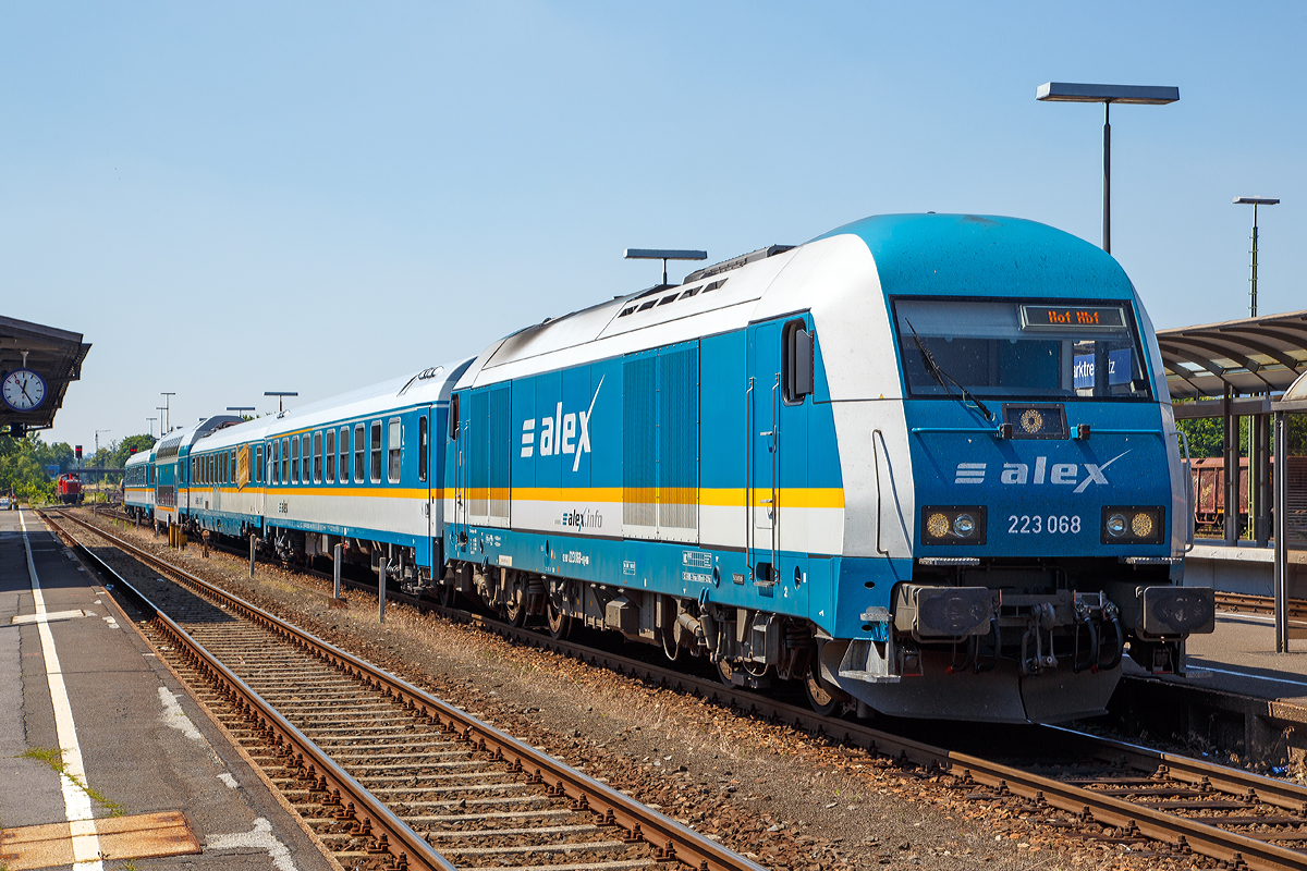 Die Siemens ER 20   Herkules  223 068-8 (92 80 1223 068-8 D-VBG) am 01.07.2015 beim Halt, mit dem ALX 84110  (alex) M�nchen Hbf - Hof Hbf, im Bahnhof Marktredwitz. 

Die Siemens Eurorunner 20 wurde 2007 von Siemens unter der Fabriknummer 21456, sie ist Eigentum der Alpha Trains NV/SA, Antwerpen und ist an die Vogtlandbahn vermietet. 

Der alex ist eine von der Vogtlandbahn betriebene Zuggattung des Schienenpersonennahverkehrs in Bayern. Bis 2010 lautete die offizielle Bezeichnung Arriva-L�nderbahn-Express. Die Vogtlandbahn GmbH (VBG) ist ein deutsches Eisenbahnverkehrsunternehmen mit Sitz in Neumark (Sachsen), das urspr�nglich nur im Vogtland Verkehrsleistungen erbrachte, mittlerweile aber auch �berregional agiert. Die Vogtlandbahn ist ein Unternehmen der „Regentalbahn – Die L�nderbahn“ welche zur Ferrovie dello Stato-Tochterfirma Netinera (ehemals Arriva Deutschland) geh�rt.

