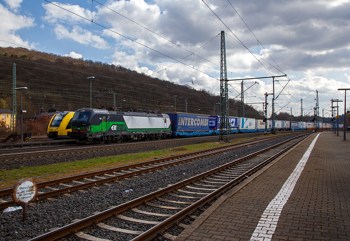 Die Siemens Vectron MS 193 743 (9 91 80 6193 743-2 D-ELOC) der European Locomotive Leasing, fährt am 26.03.2021 mit einem KLV-Zug durch den Bahnhof Dillenburg in Richtung Siegen.

Die Siemens Vectron MS (mit 6.4 MW Leistung) wurde 2019 von Siemens Mobilitiy in München-Allach unter der Fabriknummer  22544 gebaut. 