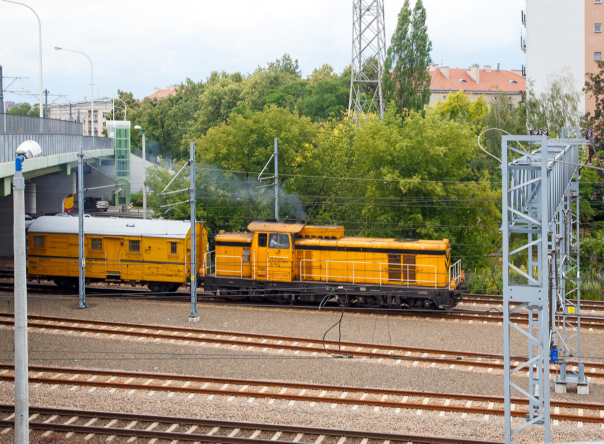 
Die SM 42 - 2646 (92 51 3 620 106-6 PL-PNI) der PNI Sp. z o.o. (Przedsiębiorstwo Napraw Infrastruktury) hat am 26.06.2017 den Bahnhof Warszawa Gdańskain (in Warschau), mit einem Wohnschlafwagen, durchfahren.

Die diesel-elektrische Lok wurde 1990 von FABLOK Chrzan�w unter der Fabriknummer 6D-10505/1990 gebaut. 

TECHNISCHE DATEN der SM 42: 
Spurweite: 1.435 mm (Normalspur)
Achsanordnung: Bo'Bo
L�nge �ber Puffer 14.240 mm
Drehzapfenabstand: 7.500 mm
Achsabstand im Drehgestell: 2.600 mm
Breite: 3.173 mm
H�he: 4.400 mm 
Treibraddurchmesser  (neu): 1.100 mm
Dienstgewicht: 70 t
Tankinhalt: 2.840 l 
Dieselmotor: 8-Zylinder MTU  a8C22
Nennleistung: 588 kW (800 PS) 
Nenndrehzahl: 1000 1/min 
Traktionsmotore: 4 St�ck LSF-430 � 173 kW
Maximale Zugkraft: 228 kN 
Leistungs�bertragung: diesel-elektrisch
H�chstgeschwindigkeit: 90 km/h
Maximale Achslast:  17,5 t
Bremsanlage: Oerlikon