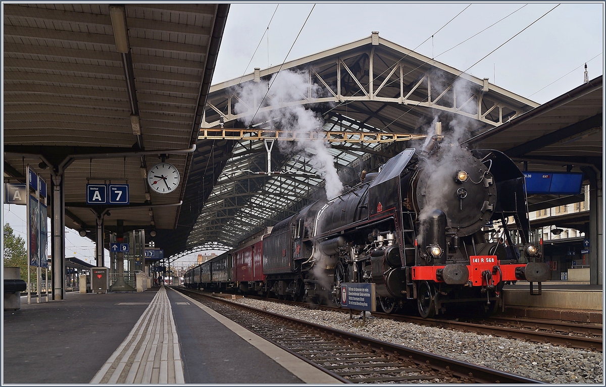 Die SNCF 141 R 568 beim nicht gerade glücken Halteort vor  dem Schild in Lausanne

26. Okt. 2019