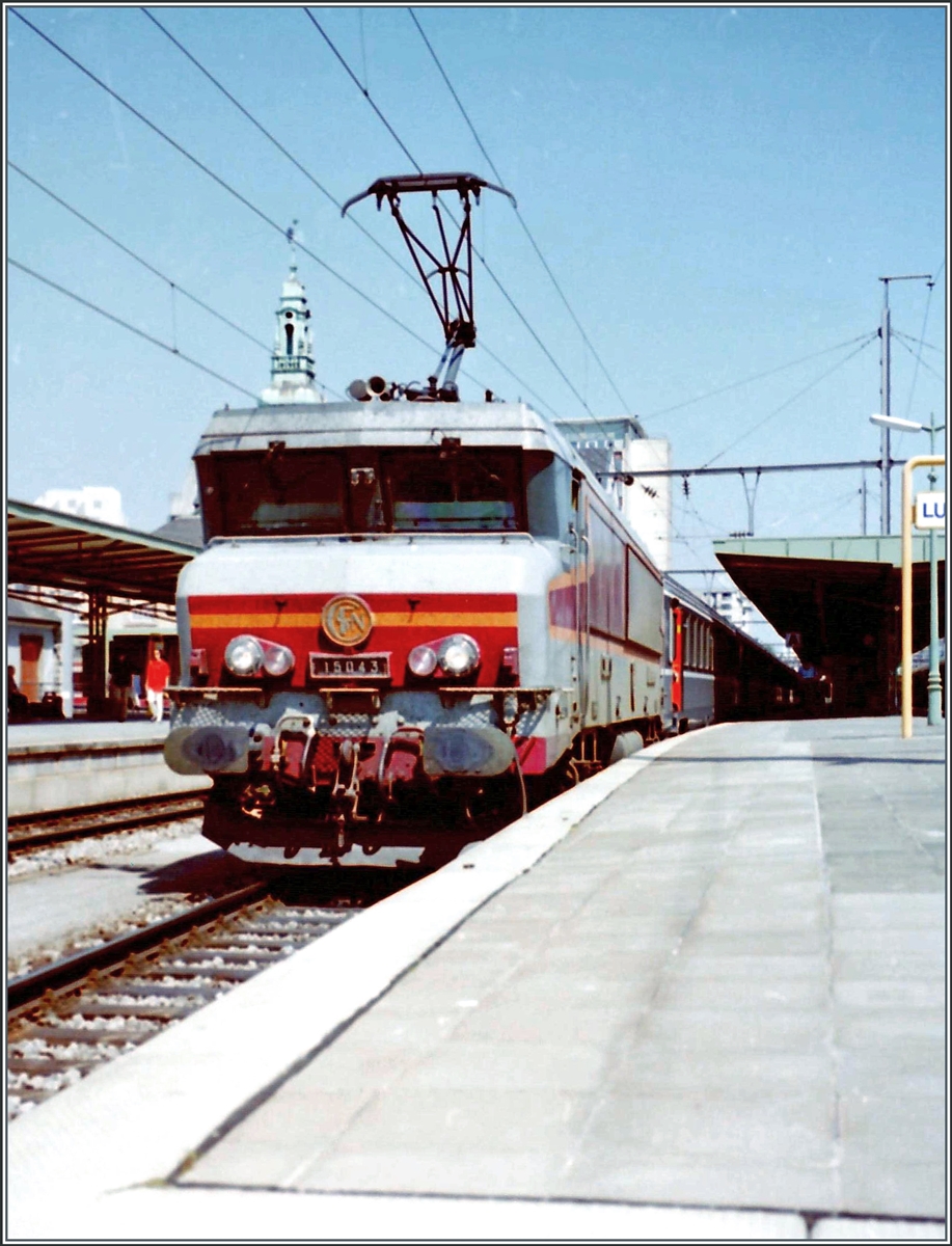 Die SNCF 15043 wartet in Luxembourg mit ihrem IC nach Paris Est auf die Abfahrt. 

Analogbild vom 13. Mai 1998