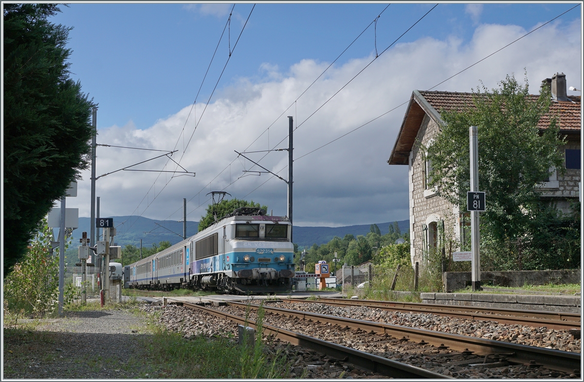 Die SNCF BB 22214 ist bei Pougny-Chancy mit ihrem TER nach Genève unterwegs. Pougny-Chancy ist der letzte Bahnhof in Frankreich, in wenigen Minuten wird der Zug bei La Plaine die Schweiz erreichen. 

16. Aug. 2021