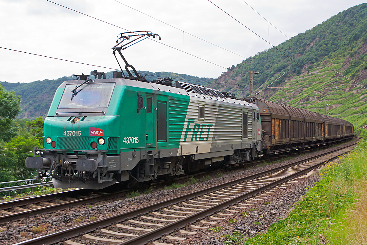 
Die SNCF FRET 437015 fährt am 20.06.2014 mit einem Güterzug bei Winningen, auf der Moselstrecke (KBS 690), in Richtung Koblenz. 

Die Mehrsystemlok Alstom Prima EL3U/4 wurde 2004 unter der Fabriknummer FRET T 015 von Alstom gebaut und an die Fret SNCF geliefert. Sie hat die NVR-Nummer 91 87 0037 015-1 F-SNCF.
Technische Daten:
Achsformel: Bo’Bo’
Länge über Puffer: 19.520 mm
Höhe: 4.310 mm
Breite: 2.857 mm
Dienstgewicht: 89 t
Höchstgeschwindigkeit: 140 km/h (in F) / 120 km/h (in D und CH)
Dauerleistung: 4.200 kW
Anfahrzugkraft: 320 kN
Stromsystem: 1,5 kV= / 25 kV, 50 Hz AC sowie 15 kV, 16,7 Hz AC
Anzahl der Fahrmotoren: 4

Insgesamt wurden 90 Maschinen (BB 37000/BB37500) gebaut. 