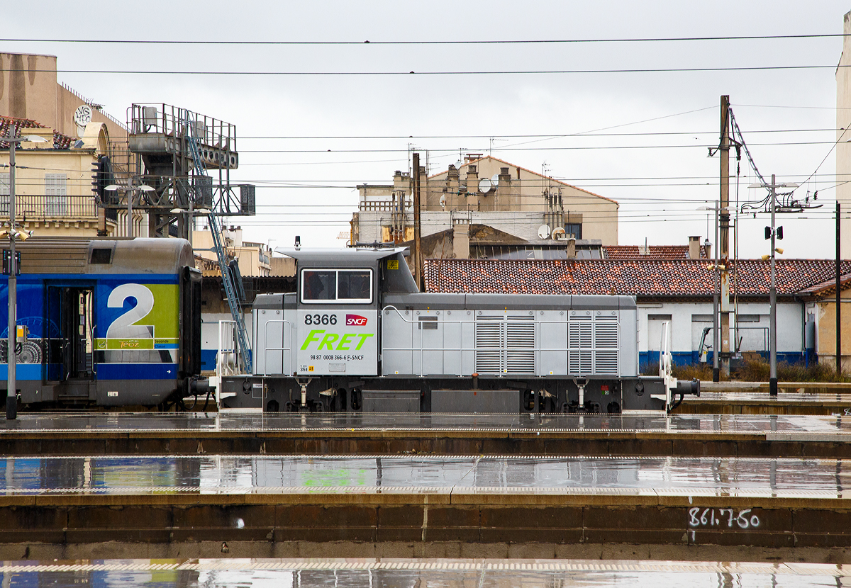 
Die SNCF FRET Y 8366 schiebt am 25.03.2015 einen Corail-T�oz-Zug (Corail-Wagen), bei starkem Regen, in den Bahnhof Marseille St-Charles.

Als modernste und gleichzeitig letzte Kleinloks f�r den Rangier- und �bergabebetrieb stellte die SNCF ab Oktober 1977 die Baureihen Y 8000/8400 „Yoyo“ in Dienst. Die Y 8400 unterscheidet sich nur durch eine zus�tzlich eingebaute Funkfernsteuerung f�r den Rangierbetrieb von ihren �lteren Schwestern. Zun�chst gelangten bis Juni 1989 insgesamt 375 Exemplare der Baureihe Y 8000 in den SNCF-Bestand, dann folgten noch 150 Loks der Reihe Y 8400 bis April 1995.

Hergestellt wurden die ersten knapp 100 St�ck von Moyse, bis diese den Bau von Lokomotiven einstellten. Dann �bernahm Fauvet-Girel (sp�ter Arbel-Fauvet-Rail) die Produktion, zun�chst bei 75 Exemplaren (Y 8106-8180) in Zusammenarbeit mit de Dietrich. Anfangs besa�en die Y 8001-8375 und 8401-8490 einen zw�lfzylinder Poyaud-Dieselmotor des Typs V12-520 NS-SG, die Y 8491-8550 einen gleichstarken Poyaud-Dieselmotor UD 18 L6 R3D�. Da diese Motoren relativ hohe Schadstoffwerte aufwiesen, wurden die Lok ab 2005 remotorisiert und erhielten schadstoffarme Motoren nach den Euronormen ll bzw. lll. Haupts�chlich erhielten sie nun 6-Zylinder-Dieselmotoren von Renault, doch einige aber auch von SSCM POYAUD und SACM (Soci�t� Alsacienne de Constructions M�caniques). Anl�sslich der Remotorisierung wurde auch der F�hrerstand klimatisiert, sowie die Loks mit elektronischen St�rmeldern, bei etwaigen Pannen oder Ausf�llen, ausger�stet. 

Die Kraft�bertragung vom Motor erfolgt �ber ein hydraulisches Voith-Getriebe des Typs L2r4sU2, von diesem �ber Gelenkwellen auf die beiden Rads�tze.
Die meisten ››Yoyos� sind derzeit immer noch mit Rangiereins�tzen auf Bahnh�fen oder in Depots oder mit �bergabefahrten besch�ftigt, wobei die j�ngere Baureihe Y 8400 mit rund 50Ausmusterungen schon deutlich mehr zur Ader gelassen wurde als die Y 8000. Der �berwiegende Teil der Loks ist nach wie vor der G�terverkehrssparte FRET zugeordnet. Den Rest teilen sich SNCF-lnfra und Akiem mit einem etwas gr��eren Anteil bei lnfra.

TECHNISCHE DATEN der Y 8000:
Spurweite: 1.435 mm
Achsfolge: B’
Lichtraumprofil: UIC 505-1
L�nge �ber Puffer: 10.140 mm
Achsabstand: 5.500 mm
Treibraddurchmesser: 1.050 mm
maximale Breite: 2.870 mm
Dienstgewicht: 35,0 t
Achslast: 17,5 t
H�chstgeschwindigkeit: 60 km/h (Streckengang) / 30 km/h (Rangiergang)
Motorleistung: 219 kW
Leistung am Rad: 153 kW
Anfahrzugkraft:  64,5 kN (Streckengang) / 129 kN (Rangiergang)
Dauerzugkraft:  47 kN bei 9 km/h (Streckengang) / 86 kN bei 4,5 km/h (Rangiergang)
Tankvolumen: 700 l
