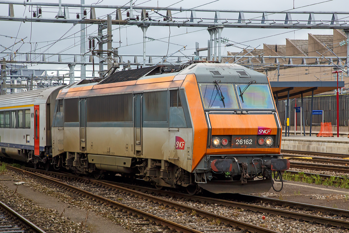 
Die SNCF  Sybic  BB 26162 (NVR Nummer 91 87 0026 162-4 F-SNCF) f�hrt nun (am 15.08.2015),  mit dem IC 97/IR 97  Bruxelles-Midi - Luxembourg - Strasbourg - Basel SBB. vom Bahnhof Luxemburg Stadt weiter in Richtung Basel. Ab Thionville (deutsch Diedenhofen) in Lothringen f�hrt der Zug dann als IR 97 durch Frankreich. Der Zug hat in Luxembourg etwas Aufenthalt, da er bis hier von einer belgischen Lok gezogen wird, die dann hier durch eine SNCF  BB 26000 ersetzt wird. Zudem werden einige Wagen abgehangen

Die Baureihe BB 26000 ist eine elektrische zweisystem mehrzweck Lokomotive der Soci�t� nationale des chemins de fer fran�ais (SNCF). Sie wurde zwischen 1988 und 1998 von Alsthom (heute Alstom) in Belfort gebaut.

Die BB 26000 ist auch unter dem Kunstnamen Sybic gut bekannt, dieses wurde aus synchrone f�r die Synchronmotoren und bicourant f�r die Zweisystemf�higkeit gebildet.
