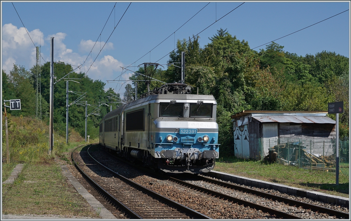 Die SNCV BB 22391 ist mit einem TER von Genève nach Lyon kurz nach der Grenze bei Pugny-Chancy unterwegs. 

6. Sept. 2021