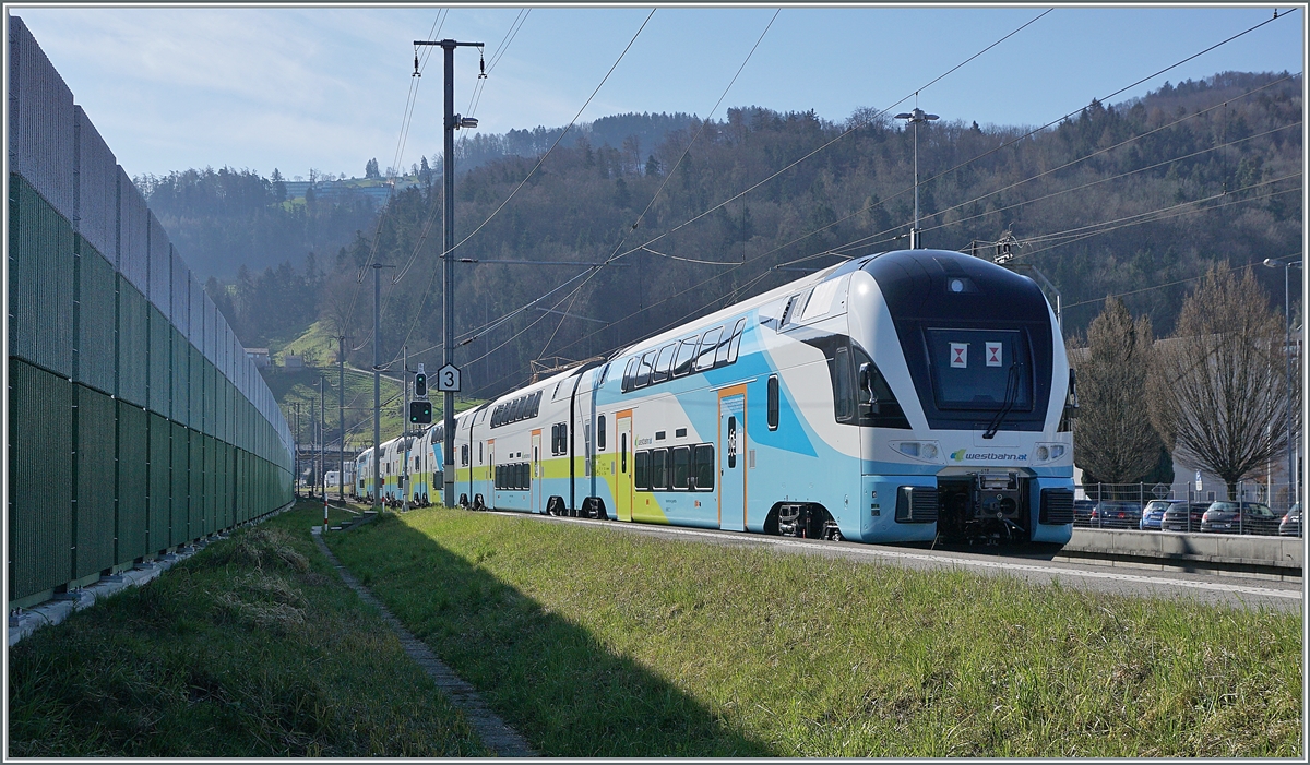 Die Stadler Eea 936 133-8 f�hrt mit einem sechsteiligen Westbahn  Kiss 2  auf dem Weg in Richtung St. Margrethen in Rheineck durch. 23. M�rz 2021