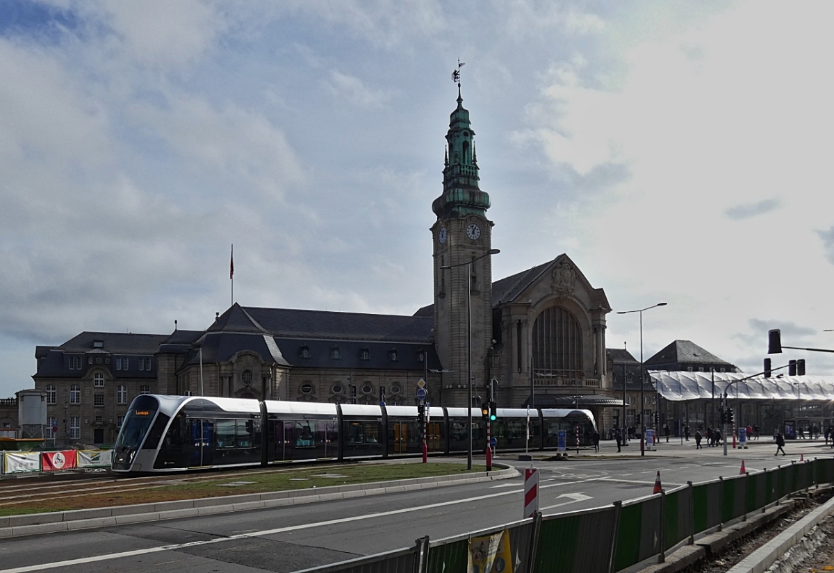 Die Straßenbahn hat vor kurzem die Haltestelle am Bahnhof in Luxemburg Stadt in Richtung Oberstadt verlassen. 04.02.2021
Wegen der Baustelle in Bahnhofsnähe hatte ich die Möglichkeit dieses Foto ohne Fahrzeuge im Bild aufzunehmen. 

