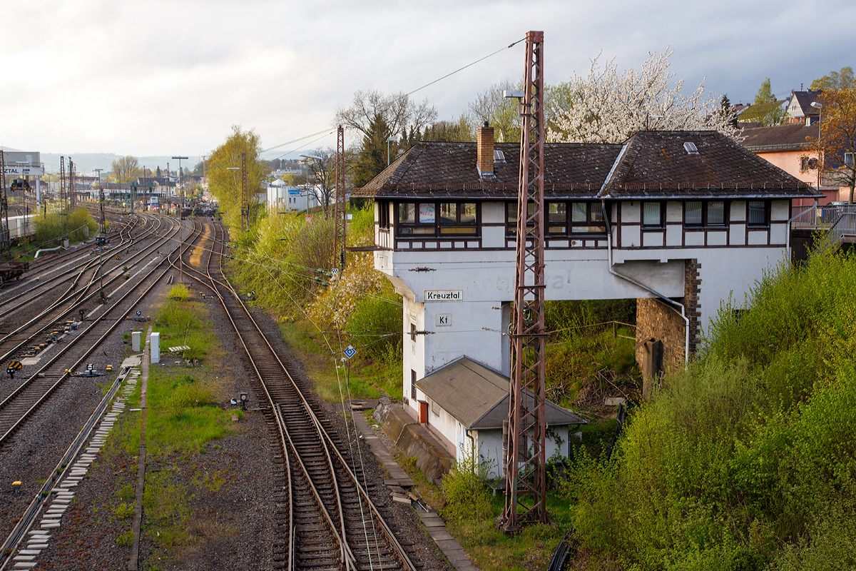 
Die Tage im Betrieb sind gez�hlt....
Das Fahrdienstleiter Stellwerk in Kreuztal (Kf) am 25.04.2015. Das Reiterstellwerk das 1923 in Betrieb genommen wurde, wird zum 26.04.2015 (einen Tage sp�ter) nicht mehr in Betrieb sein, dann wird das ESTW-A in Betrieb gehen. Zum Gl�ck steht das Stellwerk (KF) unter Denkmalschutz.