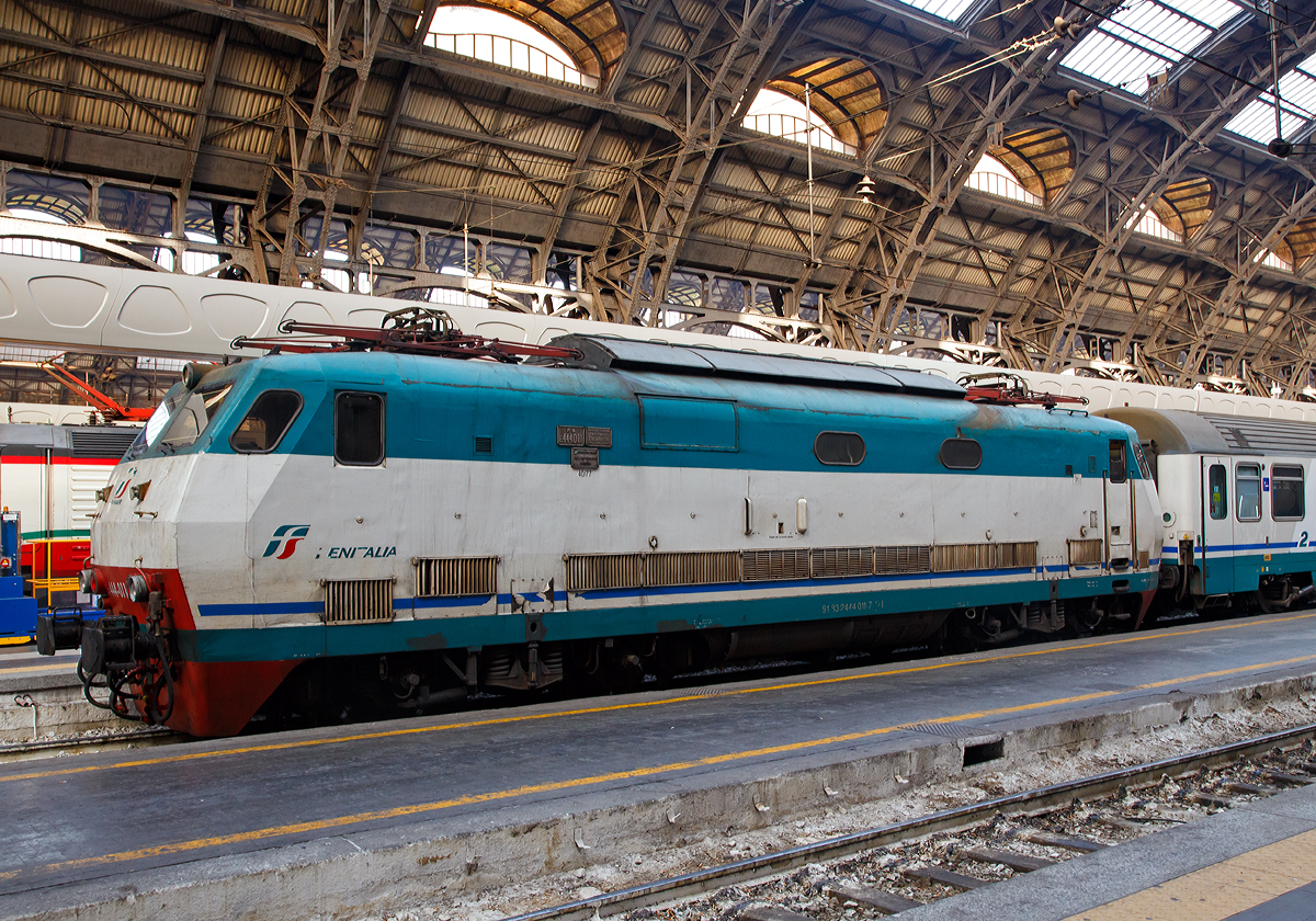 
Die Tartaruga (deutsch: Schildkröte) E.444.011 (91 83 2444 011-7 I-TI) der Trenitalia am 29.12.2015 mit einem IC im Bahnhof Milano Centrale (Mailand Zentral).

Die in den 1960er Jahren geplante Neubaustrecke Florenz–Rom benötigte Lokomotiven, die die maximal acht Wagen langen Rapido-Züge mit 200 km/h oder die gemischtklassigen, maximal zwölf Wagen lange Expresszüge mit 160 km/h zogen. Daher wurde in den Studienbüros des FS-Maschinendienstes Servizio Materiale e Trazione eine gleisschonende, stark motorisierte Bo'Bo'-Elektrolokomotive entworfen, die sich durch tiefangelenkte, drehzapfen- und wiegenlosen Drehgestelle mit kurzem Achsstand auszeichnete. Die Alternativentwicklung einer Co'Co'-E-Lok der Baureihe E.666 kam über einen Prototyp nicht heraus. 

Der Lokkasten der E.444 lastet über Sekundärfedern und Schräglenker auf einem Hilfslenker. Dieser liegt wiederum auf Gleitdrehbahnen auf dem Drehgestellrahmen. Die Zug- und Bremskräfte werden durch tiefangelenkte Stahlseile, die unter dem Drehgestell geführt werden, übertragen. Hohlwellen-Antriebe übertragen das Drehmoment auf die Achsen, wobei zur Übertragung Winkelhebel-Gelenkkupplungen mit sogenanntem „tanzenden Ring“ Verwendung finden.

Die E.444 besitzt eine feingestufte Schützensteuerung, die in Verbindung mit sechs Feldschwächungsgraden und 43 Widerstandskombinationen arbeitet. Die 1120 kW-Motoren sind in Serien-Parallelgruppierung geschaltet. Die Widerstandsbremse erbring zwischen 200 km/h und 50 km/h eine Verzögerungskraft von 88 kN. Im Inneren der E-Lok sind die Anfahr- und Bremswiderstände eingebaut; die erhitzte Luft wird durch die Dachhutze nach außen abgeleitet.

Von 1989 bis 1997 wurden alle E.444 modernisiert: Der Führerstand wurde neu aufgebaut und besitzt nun eine kastenartige anstelle der eleganten runden Form. Dadurch wurde der Führerstand geräumiger. Gleichzeitig sind die Führerkabinen asbestfrei, lärmgedämmt und klimatisiert. Die Traktionselektrik blieb unverändert, erhielt aber eine elektronische Vorsteuerung. Gleichzeitig wurden die Motorgeneratoren durch statische Hilfsbetriebeumrichter ersetzt, sofern dies nicht schon vor 1982 geschehen war. Die umgebauten E-Loks erhielten die Bezeichnung  E.444R  (riqualificata, deutsch: wiederbefähigt).

Technische Daten:
Gebaute Stückzahl: 117
Spurweite: 	1.435 mm (Normalspur)
Achsformel: Bo'Bo'
Länge: 16.840 mm 
Höhe: 4.300 mm
Breite: 3.020 mm
Drehzapfenabstand:  9.000 mm
Achsabstand im Drehgestell: 3.020 mm
Dienstgewicht: 83 t
Höchstgeschwindigkeit: 200 km/h 
Dauerleistung: 4.272 kW (5.729 PS)
Anfahrzugkraft: 201 kN
Treibraddurchmesser: 	1.250 mm
Stromsysteme: 3.000 V DC / 1.500 V DC
Anzahl der Fahrmotoren: 4
Antrieb: Hohlwellen-Antrieb
Bremse: Widerstandsbremse

