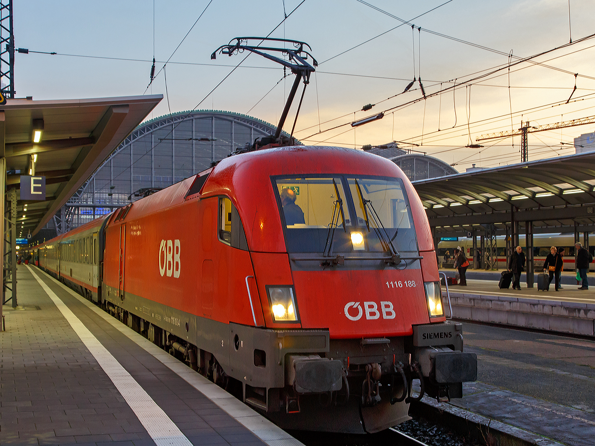 
Die  Taurus  1116 188-4 (A-ÖBB 91 81 1116 188-4 ) der ÖBB, als eine von zwei von dem im Sandwich gefahrenen EC 113 (Frankfurt - München - Klagenfurt mit Kurswagen nach Zagreb), am 27.12.2015 im Hbf Frankfurt am Main. 

Die ES 64 U2 wurde 2004 von Siemens unter der Fabriknummer 20909 für die ÖBB gebaut.

Früher (bis 2011) fuhr der EC 113 sogar von Siegen Hbf los, aber der Bahn waren es zu wenige Reisende die mit im fuhren. Einen Nachteil hatte es aber für die anderen Bahnen die in Siegen Hbf hielten, durch die Aufwertung zu EC/IC-Bahnhof (täglich ein EC von und nach Siegen), waren die Halte in Siegen teuer geworden.