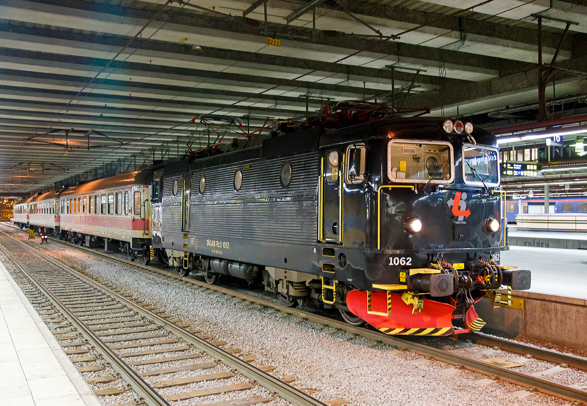 
Die T�GAB Rc3 1062 (91 74 1031 062-2), T�GAB steht f�r T�g�keriet i Bergslagen AB, hat am 20.03.2019 mit einem Personenzug Stockholm Central erreicht.

Die Baureihe SJ Rc ist eine f�r die schwedische Staatsbahnen Statens J�rnv�gar (SJ) von ASEA zwischen 1967 und 1988 gebaute Elektrolokomotive. ASEA (Allm�nna Svenska Elektriska Aktiebolaget) war ein schwedisches Elektrotechnikunternehmen, 1988 legte der Konzern sein Gesch�ft mit der Schweizer BBC (Brown, Boveri & Cie) zur Asea Brown Boveri (ABB) mit Hauptsitz in Z�rich zusammen.

Die Rc Lokomotiven waren die ersten thyristorgesteuerten Serien-E-Loks in Schweden. Mit 366 in verschiedenen Varianten (Rc1 bis Rc7, sowie Rm) hergestellten Exemplaren ist die Baureihe die in Schweden am meisten verbreitete Lokbaureihe. Der Vorg�nger der Rc-Lokomotiven war eine umgebaute RB-Prototyplok. Vorteil der thyristorgesteuerten E-Loks ist der Einsatz von Gleichstrommotoren mit Stufenschalter und Diodengleichrichter, anstelle von Wechselstrommotoren. Ein Problem bei thyristorgesteuerten Rc-Lokomotiven besteht darin, dass sie starke St�rungen im Fahrdrahtnetz verursachen.

Der Lokkasten ist eine geschwei�te, selbsttragende Konstruktion. Die Seitenw�nde sind mit Sicken verst�rkt, die durch vier runde Bullaugen und eine T�re unterbrochen werden, zur Dachkante hin sind die L�ftergitter angebracht. Im Maschinenraum befinden sich mittig das Thyristor- und Transformatorger�t – beiderseits von Baugruppenschr�nken f�r Antrieb und Elektronik umgeben. Als Antrieb wird ein ASEA-Antrieb, bei Rc1 bis 4 vom Typ LJH 108, verwendet. Der Kasten ruht auf einer geschwei�ten Stahlblechkonstruktion, die an den Fronten die Zug- und Sto�vorrichtung aufnimmt. Rahmen und Lokkasten ruhen auf einem Wiegebalken, der auf vier Schraubenfedern und auf je zwei zweiachsigen Drehgestellen liegt. Die Zugkraft�bertragung erfolgt �ber zwischen Drehgestellen und Wiegebalken befindliche, diagonal angeordnete, Streben auf den Br�ckenrahmen.
Grunds�tzlich k�nnen bis zu drei Rc-Loks (einschlie�lich der aus ihnen abgeleiteten Type Rm und El 16) �ber eine Vielfachsteuerung miteinander verbunden und von einem F�hrerstand aus bedient werden.

Die Varianten der Rc-Reihe:
        Baujahr       St�ck   Gewicht     V-max        Zugkraft
Rc1 1967–1968      20       80,0 t     135 km/h      275 kN
Rc2 1969–1975    100       76,8 t     135 km/h      275 kN
Rc3 1970–1971      10       76,8 t     160 km/h      235 kN
Rc4 1975–1982    130       78,0 t     135 km/h      290 kN
Rc5 1982–1986      60       78,0 t     135 km/h      290 kN
Rc6 1985–1988      40       78,0 t     160 km/h      250 kN
Rm      1977              6       90,0 t     100 km/h      314 kN

Die Loks Rc6 1421 und 1422 erhielten zudem eine ge�nderte Getriebe�bersetzung f�r Geschwindigkeiten bis 180 km/h und deshalb die Bezeichnung Rc7. Allerdings erwies es sich als zu kostspielig, die Reisezugwagen f�r die erh�hte Geschwindigkeit mit Magnetschienenbremsen und anderen Details auszur�sten. Daher wurden die Rc7 1421 (2004) und 1422 (2003) wieder zu Rc6 zur�ckgebaut, behielten jedoch ihren dunkelblauen Anstrich.


TECHNISCHE DATEN der Rc3:
Spurweite: 	1.435 mm (Normalspur)
Achsformel: Bo'Bo'
L�nge �ber Kupplung: 15.520 mm
Drehzapfenabstand: 7.700 mm
Treibraddurchmesser: 	1.300 mm 
Gewicht: 76,8 t
H�chstgeschwindigkeit: 160 km/h
Leistung: 3.600 kW
Anfahrzugkraft: 235 kN
Stromsystem: 15 kV 16 2/3 Hz ~
