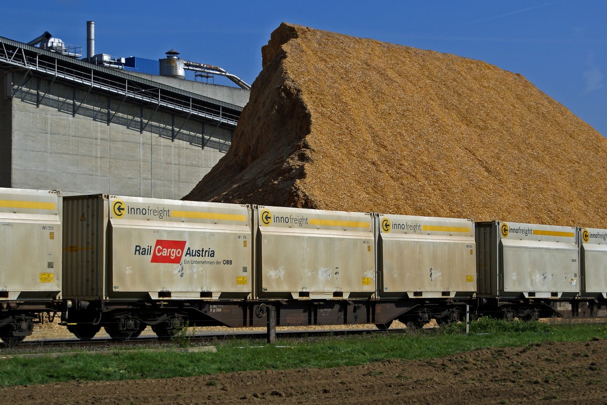 Die Tm 2/2 237 806-5  SCHOEMA  im Dienste der Cellulosefabrik Attisholz. Die ehemalige Cellulosefabrik Attisholz wurde Ende 2008 von ihrem letzten Eigent�mer Borregard, einem Tochterunternehmen des norwegishen Mischkonzerns Orkla, geschlossen. Noch im Jahre 2007 wurde auf vollen Touren gearbeitet. Sehr oft pendelten Ganzz�ge der Rail Cargo Austria mit Holzschnitzel-Container der Firma inno freight aus Bruck an der Mur zwischen Domat/Ems und Luterbach-Attisholz. Holzschnitzel-Container der Firma inno freight auf dem Holzplatz Luterbach am 21. April 2007.
Foto: Walter Ruetsch