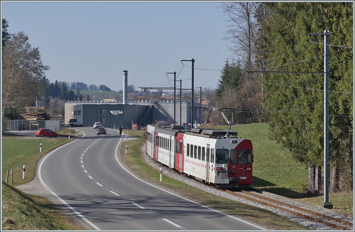 Die TPF Meterspur Strecke Bulle - Broc Fabrique wird nach Ostern 2021 auf Normalspur umgebaut, folglich sind dann hier keine Meterspur -Züge mehr zu sehen. Im Bild der TPF Regionalzug S60 14965 mit dem ABt 223, dem Bt 224 und dem schiebenden Be 4/4 124 zwischen Broc und La Tour-de-Trême auf der Fahrt nach Bulle. 

2. März 2021