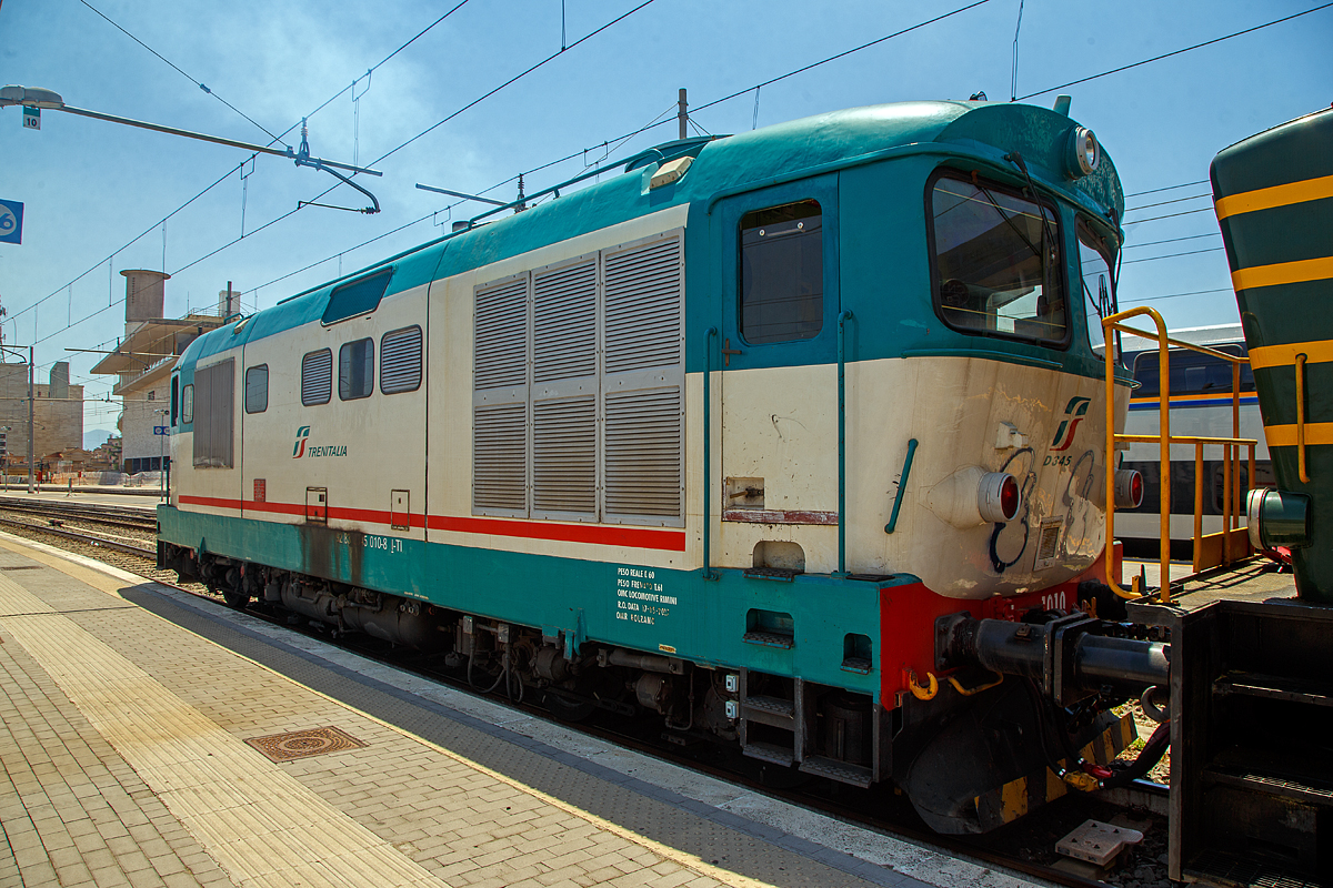Die Trenitalia (100-prozentige Tochtergesellschaft der FS) Diesellos D.345 1010 (92 83 2345 010-8 I-TI) und die D.245 6112 (98 83 2245 712-4 I-TI) rangieren am 14.07.2022 im Bahnhof Roma Termini.

Die D.345 ist eine Baureihe von Diesellokomotiven der italienischen Staatseisenbahn Ferrovie dello Stato, sie wurde für alle Dienste auf nicht elektrifizierten Strecken konzipiert. Die insgesamt 145 gebauten Exemplare wurden in verschiedenen Baulosen beschafft, die sich aber nicht wesentlich unterscheiden. Dank einer Höchstgeschwindigkeit von 130 km/h kann die Baureihe D.345 auf Haupt- und Nebenbahnstrecken eingesetzt werden. Die Loks besitzen aber keine Zugheizanlage und werden deshalb heute nur noch vor Güterzügen eingesetzt, früher wurden mit den Personenzügen auch Heizwaggons mit Dieselaggregat zur Zugheizung mitgeführt. 

Der verbaute Dieselmotor ist der Fiat Typ 218SSF mit Direkteinspritzung, mit 8 V-förmig angeordneten Zylindern, mit einer Leistung von 1.350 PS bei 1500 U/min, dieser treibt einen von TIBB gebauten Gleichstromgenerator mit einer Leistung von 960 kW an.

TECHNISCHE DATEN:
Gebaute Anzahl: 145
Baujahre: 1974–1979
Hersteller: Konsortium aus Breda, Fiat, Marelli, Italiano Bronwn Boveri, italtrafo und Sofer
Spurweite: 1.435 mm (Normalspur)
Achsformel: Bo'Bo'
Länge über Puffer: 13.240 mm
Drehzapfenabstand: 9.560 mm
Achsabstand im Drehgestell: 1.960 mm
Treibraddurchmesser:  1.040 mm
Dienstgewicht:  64 t
Höchstgeschwindigkeit: 130 km/h 
Dauerleistung:  960 kW
Übersetzungsverhältnis: 1 / 2,56
Antriebart: Dieselelektrisch