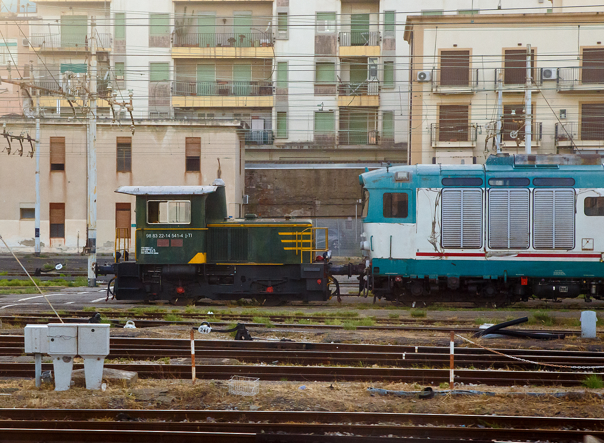 Die Trenitalia D.214.4241 bzw. 214 541-4 (98 83 22-14 541-4 I-TI) steht am 16.07.2022 beim Bahnhof Messina Centrale vor der Trenitalia D.445.1064 bzw. 445 064-7.

Diese zweiachsigen Normalspur-Rangierlokomotiven kamen seit 1964 bei den italienischen Staatsbahnen FS zum Einsatz. Von der ersten Bauserie, der D.214.7000 wurden 20 St�ck zwischen 1964 und 1965 gebaut. Darauf folgten 156 St�ck der Bauserie D.214.1000 zwischen 1970 und 1979. Ab 1979 bis 1986 wurde dann 319 St�ck der Serie „4000“ (D.214.4001 – 4319), von verschiedenen Herstellern, gebaut. Zu dieser Serie geh�rt diese hier.

Angetrieben werden Diesellokomotiven der Serie 214.4000 von einem luftgek�hltem 4-Takt V8-Zylinderdieselmotor mit Direkteinspritzung vom Typ VM Motori 1308 V mit einer Leistung von 175 kW Leistung bei 1.800 U/min, jedoch gedrosselt auf 95 kW (130 PS) Leistung f�r gute Haltbarkeit und Zuverl�ssigkeit. Auf die Abtriebswelle des Dieselmotors ist ein hydraulisches Voith L 33 U Turbogetriebe (Breda in Lizenz gebaut) aufgesteckt, dem wiederum ein Breda-Wendegetriebe folgt, das schlie�lich die Kraft �ber zwei Duplexrollenketten auf die Achsen �bertr�gt. Das Turbogetriebe hat drei w�hlbare G�nge, mit denen Geschwindigkeiten von 11,21 und 35 km/h erreicht werden. Zum anderen wird durch einen W�hlhebel ein anderes �bersetzungsverh�ltnis (Rangiergang) eingestellt, das die Geschwindigkeit auf 20 km/h begrenzt. 

Die Lokomotive ist mit einer Druckluftbremsanlage mit Westinghouse-Bremse ausgestattet. Auch die Sandk�sten werden mit Druckluft angetrieben.

TECHNISCHE DATEN (D.214.4000):
Hersteller: Socimi, Badoni, Greco, San Giorgio, Fipem
Baujahre: 1979 - 1986
Gebaute Anzahl: 319
Nummerierung (ex): FS D.214.4001 - 4319
Spurweite:  1.435 mm (Normalspur)
Achsformel:  B
L�nge �ber Puffer: 7.168 mm
Achsabstand: 2.506 mm
Treibraddurchmesser:  910 mm (neu)
Dienstgewicht:  21 t
H�chstgeschwindigkeit:  35 km/h (im Rangiergang 20 km/h)
Dieselmotor: luftgek�hlter V8-Zylinder 4-Takt Dieselmotor mit Direkteinspritzung vom Typ VM Motori 1308
Motorleistung:  95 kW (130 PS) bei 1.800 U/min Nennleistung (gedrosselt)
Dauerleistung am Rad:  69 kW (94 PS)
Max. Anfahrzugkraft: 50 kN
