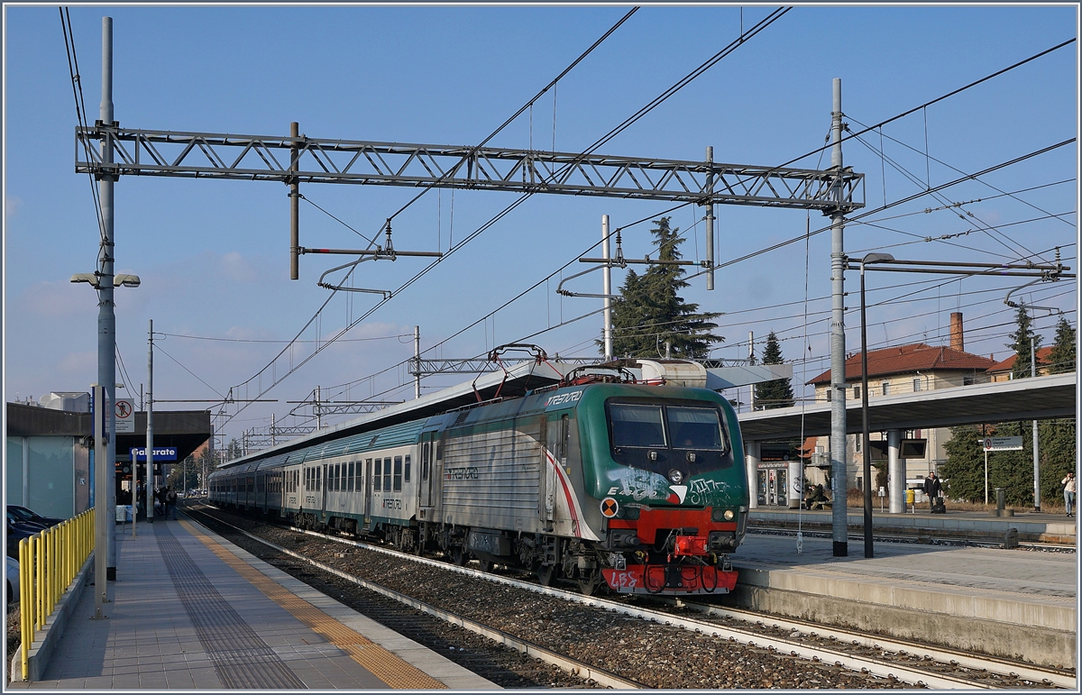 Die Trenord E 464 470 mit ihrem RE Domodossola - Milano Centrale beim Halt in Gallarate.

16. Jan. 2018
