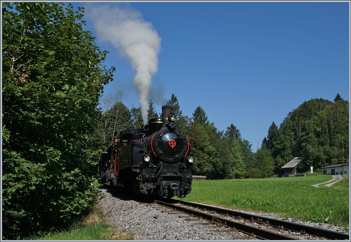 Die Uh 102 fährt kurz nach Schwarzenberg mit ihrem Dampfzug in Richtung Bezau zurück. Es hätte im Streckenverlauf noch andere Fotostellen gegebe, doch so schnell turgen uns die Füssse nicht, und als wir dann dort ankamen, hätten wir zu lange auf den nächsten Zug warten müssen. 
10. Sept. 2016