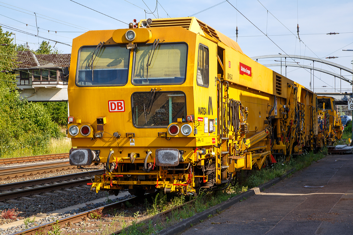 
Die USM 641 eine Matisa Universal-Stopfmaschine B 66 U – D2 der DB Bahnbau Gruppe (Schweres Nebenfahrzeug Nr. 97 43 38 002 17-9), ex DB Netz AG, abgestellt am 11.07.2015 in Kreuztal, dahinter steht die SSP 911 eine Deutsche Plasser  Schnellschotterplaniermaschine SSP 110 SW (Schweres Nebenfahrzeug Nr. 97 16 40 065 18-3) der DB Bahnbau Gruppe.

Die Stopfmaschine wurde 1996 von Matisa (CH) unter der Fabriknummer 667gebaut. Sie hat die EBA-Nummer EBA 95 Y 01 J 001.

Die B 66 U ist eine Hochleistungs-Stopfmaschine, die sich durch Stopfwerkzeuge mit einer Reichweite von 2800 mm ab Gleismitte auszeichnet. Sie ist insbesondere f�r die Bearbeitung schwerer Weichen von Hochgeschwindigkeitsstrecken geeignet.

Technische Daten:
Spurweite: 1.435 mm	  	 
L�nge �ber Puffer : 35.765 mm  	 
Eigengewicht: 89,3 t 	  	 
Nutzlast: 1,5 t 	  	 
Zul. Anh�ngelast: 40 t 	  	 
Zur Mitfahrt zugel.: 6 Personen 	  	 
Hg: 100 km/h

Noch einige Daten der  B 66 U aus dem Prospekt der Fa. Matisa:
	
Achsabstand der Drehgestelle: 	1.800 mm
Raddurchmesser: 840 mm
Min. Kurvenradius im Arbeitsbetrieb: 150 m
Min. Kurvenradius im Fahrbetrieb: 100 m
Leistung des Dieselmotors: 	400 kW (545 PS)
Hebekraft: 	2x 125 kN
Richtkraft: 	150 kN
Max. Hebeweg: 	150 mm
Seitlicher Verschiebebereich: +/- 200 mm
Seitliche Ausschwenkung des Stopfpickel in Bezug auf die Gleisachse: 2800 mm
L�ngsverschiebung der 4 Stopfeinheiten: 560 mm
Hebekraft f�r den Abzweigenden Strang: 120 kN
Max. Versatz in Bezug auf die Gleisachse: 3600 mm
Leistung auf der Strecke, 1x Stopfen: 650 – 680 m/h
Bearbeiten einer einfachen Weiche: 20 – 25 min
