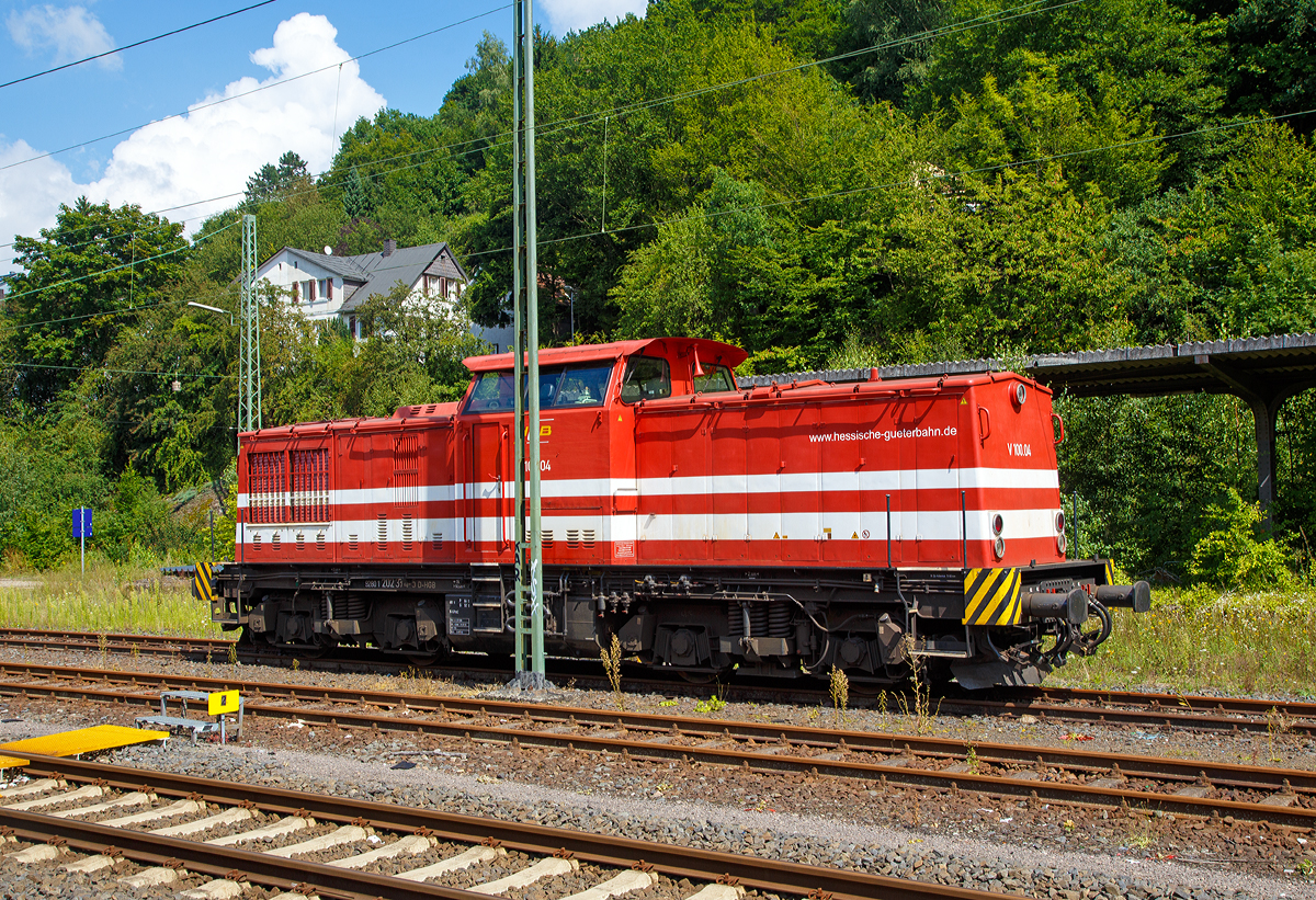 
Die V 100.04 (92 80 1202 374-5 D-HGB) der HGB (Hessische Güterbahn GmbH, Buseck) ex DR 110 374-6, ex DR 112 374-4, ex DB 202 374-5, wurde am 13.08.2017 gerade beim Bf Dillenburg abgestellt.

Die V 100.1 wurde 1971 von LEW (VEB Lokomotivbau Elektrotechnische Werke „Hans Beimler“ Hennigsdorf) unter der Fabriknummer 12883 gebaut und an die DR als 110 374-6 ausgeliefert. Der Umbau in 112 374-4 erfolgte 1981, eine Umzeichnung in 202 374-5 erfolgte 1992 und 1994 ging sie dann mit in die DB über. Die z-Stellung und Ausmusterung bei der DB erfolgten im Jahr 2001.

Weitere Stationen (Eigentümer) waren dann: 2001 an SFZ - Schienenfahrzeugzentrum Stendal (später ALS),  2007 an STOCK -Transport (Mainz)  203 507-9  und seit dem Jahr 2008 ist sie bei der HGB, wo sie seither ihren Dienst tut.