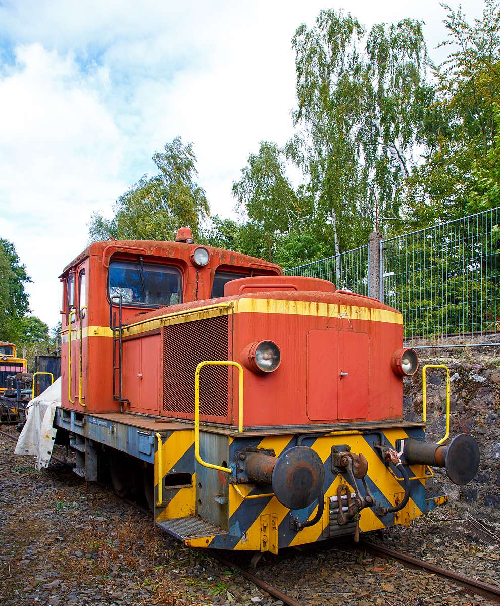 Die V 13 (98 80 3942 024-1 D-EBN), eine Jung R 42 C von Eisenbahnbedarf Bad Nauheim Mathias Bootz am 02.10.2016, ex BLE V13 (Butzbach-Licher Eisenbahn), ex SK 13 (Siegener Kreisbahn), ex KWD 13 (Kleinbahn Weidenau-Deuz), beim Tag der offenen Tür der BLE Butzbach-Licher Eisenbahnfreunde e. V. in Butzbach.

Die Lok vom Typ R 42 C wurde 1961 von Arnold Jung Lokomotivfabrik GmbH in Jungenthal bei Kirchen an der Siegunter der Fabriknummer 13406 gebaut und an die Kleinbahn Weidenau-Deuz als KWD 13 ausgeliefert. Die Kleinbahn Weidenau-Deuz erhielt ebenso wie die Siegener Kreisbahn vier Lokomotiven und die Freien Grunder Eisenbahn eine, so dass nach der Fusion als Siegener Kreisbahn 1970 dort neun Lokomotiven verkehrten.

Lebenslauf:
1961 Kleinbahn Weidenau-Deuz KWD 13
1970 Siegener Kreisbahn SK 13
1996 Butzbach-Licher Eisenbahn BLE 13, später V 13
2006 Eisenbahnbedarf Bad Nauheim EBN V 13, 2009 vergabe der NVR-Nummer 98 80 3942 024-1 D-EBN


Die Lok ist eine dieselhydraulische Lokomotive von der 32 Exemplaren von Arnold Jung Lokomotivfabrik in Jungenthal bei Kirchen/Sieg gebaut wurden. Sie war vor allem für den Rangiereinsatz im Werksdienst vorgesehen, ab 1955 wurde die R 42 C angeboten

Die Achsfolge ist C, als Antrieb dient ein aufgeladener MAN-Motor W8V 17,5/22A (wassergekühlter 8 Zyl. Reihenmotor) mit einer Leistung von 440 PS bei 1100 U/min, dieser überträgt seine Leistung auf ein hydraulisches Voith-Turbo-Getriebe L 37 Ab, dieses wiederum auf eine hinten liegende Blindwelle, die die drei Achsen über Kuppelstangen antreibt. Diese Leistungssteigerung von 40 PS,  gegenüber der R 40 C, machte den Einbau eines größeren Lüfters notwendig. Dieser ist am Lüftergitter auf dem Aufbau der dem Motor abgewandten Vorbau zu erkennen. Die Maschinen verfügen bei vergrößertem Raddurchmesser über einen verkürzten Radstand gegenüber der R 40 C.

TECHNISCHE DATEN:
Spurweite: 1.435 mm
Achsfolge:  C     
Länge über Puffer: 9.285 mm
Achsstand: 2 x 1.700 mm = 3.400 mm
Breite:  3.120 mm
Höhe: 3.975 mm
Eigengewicht:  43.500 kg
Dienstgewicht: 45.000 kg
Motor: wassergekühlter 8-Zylinder 4-Takt MAN-Diesel-Motor W 8 V 17,5/22 A mit Aufladung
Hubraum: 42.320 ccm
Leistung:  324 kW (440 PS)
Höchstgeschwindigkeit:  60 km/h
Schaltgetriebe:  Voith L37Ab
Wendegetriebe: Jung 420G
Bremse: Klotzbremse, an allen 6 Rädern
Betriebsbremse: K-GPmZ (einlösige Knorr-Bremse mit Zusatzbremse), pneumatisch, auf alle 6 Räder wirkend
Bremsgewicht: 40 t (P); 29 t (G)
Feststellbremse: Handrad, mechanisch,auf alle 6 Räder wirkend, 
Tankinhalt:  820 l
Sonstiges: Läutewerk, Sicherheitsfahrschaltung