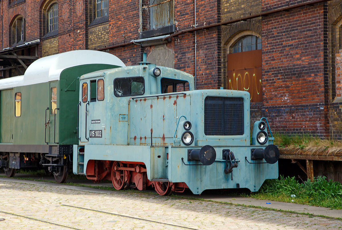 
Die V 15 1002 der der Magdeburger Eisenbahnfreunde e.V.,  ex DR V 15 1002, ex VEB Binnenhäfen Mittelelbe (Magdeburg) Nr. 20, ex MHG 20, am 21.05.2016 beim Familienfest der Magdeburger Eisenbahnfreunde im Wissenschaftshafen Magdeburg.

Die Lok wurde 1959 von VEB Lokomotivbau Karl Marx Babelsberg (LKM) unter der Fabriknummer 253002 und als V 15 1002 an die Deutsche Reichsbahn. Bereits nach kurzer Zeit verkauft die DR diese Lok 1961 an die Industrie der DDR, wo diese Lok 1962 vom VEB „Binnenhäfen Mittelelbe“ übernommen wurde und bis 1998 als „WERKLOK 20“ bei der Hafenbahn Magdeburg eingesetzt wurde. Die DR stieß die V 15 Anfang der 1960er Jahre wieder ab, da es nun eine stärkere Variante mit 180 PS und vergrößerte Treibraddurchmesser gab. Diese wurden dann als DR V 15.20 bezeichnet, bei den Industriebahnen wurden die Fahrzeuge wurden als V 18 B bezeichnet.

1958 lieferte LKM eine Baumusterlokomotive zur Erprobung an die Deutsche Reichsbahn. Diese Lokomotive war wunschgemäß mit einem neu entwickelten Strömungsgetriebe und einem Dieselmotor mit 110 kW (150 PS) ausgerüstet. Die als V 15 101 geführte Maschine wurde nach Abschluss der Erprobungen wegen ihrer abweichenden, niedrigen Rahmenbauweise und dem tiefliegenden Führerstand (ähnlich der Kö II) nicht von der DR übernommen, sondern an das Institut für Schienenfahrzeuge Berlin-Adlershof (IfS) verkauft. Die so gewonnenen Erfahrungen mündeten 1959/60 schließlich in die Produktion der Nullserie (V 15 1001 bis 1005 zu denen diese Lok gehört) und der ersten Kleinserie (V 15 1006 bis 1020) mit 110 kW (150 PS) Motorleistung. Weitere Serien folgten ab 1960 bereits mit einem 132 kW (180 PS)-Motor als Unterbaureihe V 15.20-21 (auch V 18 B bezeichnet). Auffälligste Änderung war der ab V 15 1026 auf 1.000 mm vergrößerte Treibraddurchmesser. Die Lokomotiven bewährten sich allesamt sehr gut und wurden in verschiedenen Baulosen bis 1966 produziert.

Konstruktive Merkmale
Komplett geschweißter Blechinnenrahmen aus 20 mm starken Blechen mit Rahmendeckblech mit Durchlässen für Dieselmotor und Getriebe und verstärkten Kopfpartien mit normalen UIC-Zug- und Stoßvorrichtungen. Der Fahrzeugrahmen stützt sich über Blattfedern und Federspannschrauben auf die beiden gleitgelagerten Radsätze ab.

Im Vorbau sind Kühler, Dieselmotor, Luftverdichter, Kraftstoffbehälter, Sandkästen und der Abgasschalldämpfer untergebracht. Die Luftbehälter sind rechts und links unterhalb des zur Wartung der Maschinenanlage begehbaren Umlaufs verbaut. Die Batteriekästen befinden sich hinter den vorderen Rangiertritten. 

Der Kraftfluss erfolgt vom Motor, über eine drehelastische Kupplung und eine kurze Gelenkwelle zum Antrieb des Strömungsgetriebes GSR 12/3,7 mit einem Wandler und zwei Kupplungen. An das Strömungsgetriebe ist das Wendegetriebe direkt angeflanscht, das den Wechsel der Fahrtrichtung ermöglicht. Das Wendegetriebe treibt die Blindwelle direkt an und überträgt das Drehmoment über Kuppelstangen auf die beiden Radsätze.

Als Bremseinrichtung dient der Loks eine selbsttätige Einkammer Druckluftbremse, Bauart Knorr und eine nichtselbsttätige, direktwirkende Zusatzbremse mit Zusatzbremsventilen. Die beiden Radsätze werden einseitig von vorn gebremst. Die mechanische Handbremse wirkt auf das Gestänge der Druckluftbremse.

Die Lokomotiven haben eine 24-Volt-Elektroanlage, die aus einer Gleichstromlichtmaschine und Bleiakkumulatoren versorgt wird. Das Anlassen des Dieselmotors erfolgt elektrisch mit einem 15 PS-Anlasser.

Technische Daten der V 15 (Nullserie):
Spurweite: 1.435 mm
Achsfolge:  B
Länge über Puffer: 6.940 mm
Achsabstand: 2.500 mm
Breite: 3.000 mm
Höhe über Schienenoberkante: 3.585 mm
kleinster befahrbarer Gleisbogen: R = 40 m
Treibraddurchmesser: 900 mm
Dienstgewicht: 20 t
Motorleistung: 150 PS (110 kW) 
Anfahrzugkraft: 65 kN
Motor: wassergekühlter 6-Zylinder-Viertakt-Reihendieselmotor MWJ 6 KVD 18 SRW
Antrieb: 	dieselhydraulisch
Leitungsübertragung: vom Getriebe über Blindwelle und Kuppelstangen die Räder
Höchstgeschwindigkeit: 38 km/h
Kraftstoffvorrat: 350 l
Bremse: 	K- GP m. Z.
