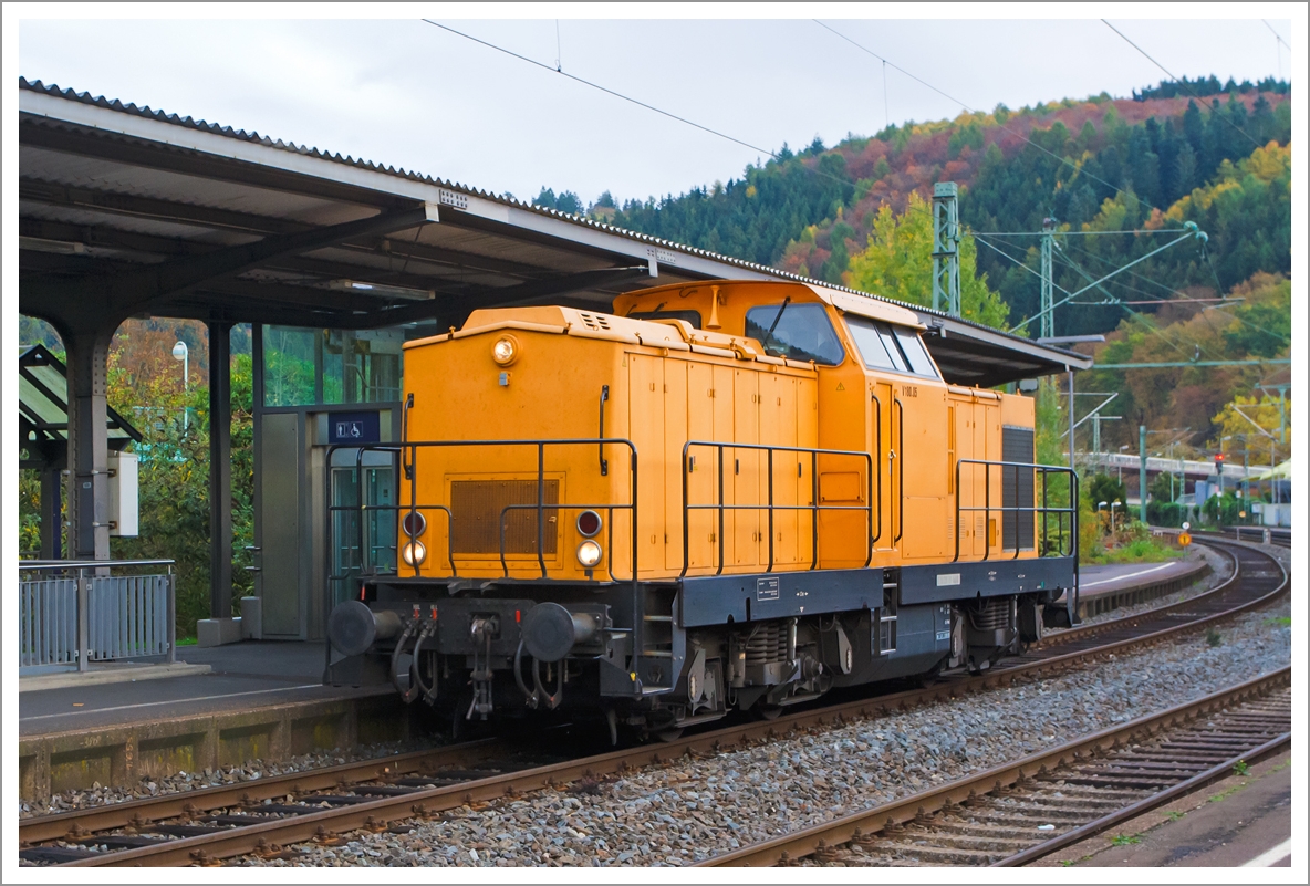 Die V 180.05 (203 161-5) der SGL-Schienen G�ter Logistik GmbH, ex DR 110 619-4, ex DB 201 619-4, durchf�hrt am 26.10.2013 den Bahnhof Betzdorf/Sieg in Richtung K�ln. 

Die V 100.1 wurde 1973 bei LEW (VEB Lokomotivbau Elektrotechnische Werke „Hans Beimler“, Hennigsdorf) unter der Fabriknummer 13937  gebaut und als 110 619-4 an die DR ausgeliefert, 1992 die Umzeichnung in DR 201 619-4 erfolgte 1992, die Ausmusterung bei der DB erfolgte 1996. Im Jahre 1997 ging sie an KEG - Karsdorfer Eisenbahngesellschaft mbH, 2004 an ARCO Transportation GmbH, in Jahre 2008 ging sie dann an ALSTOM Lokomotiven Service GmbH in Stendal hier erfolgte dann der Umbau gem�� Umbaukonzept  BR 203.1  in die heutige 203 161-5 und 2009 als V180.05 bei der SGL. Sie tr�gt die NVR-Nummer 92 80 1203 161-5 D-SGL.

Technische Daten:
Spurweite: 1.435 mm (Normalspur)
Achsanordnung: B'B'
Leistungs�bertragung: dieselhydraulisch
H�chstgeschwindigkeit: 100 km/h
Kleinste Dauerfahrgeschwindigkeit: 18 km/h
Motorleitung: 1.500 bis 1.800 PS (Motorentyp ?)
L�nge �ber Puffer: 14.240mm
H�he �ber SO: 4.255mm
Radsatzabstand im Drehgestell: 2.300mm
Drehzapfenabstand: 7.000mm
Kleinster befahrbarer Gleisbogenradius: 100m