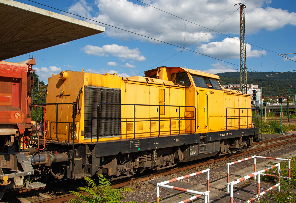 
Die V 180.05 (203 161-5) der SGL-Schienen Güter Logistik GmbH, ex DR 110 619-4, ex DB 201 619-4, am 30.08.2016 beim Hbf Heidelberg.

Die V 100.1 wurde 1973 bei LEW (VEB Lokomotivbau Elektrotechnische Werke „Hans Beimler“, Hennigsdorf) unter der Fabriknummer 13937 gebaut und als 110 619-4 an die DR ausgeliefert, 1992 die Umzeichnung in DR 201 619-4 erfolgte 1992, die Ausmusterung bei der DB erfolgte 1996. Im Jahre 1997 ging sie an KEG - Karsdorfer Eisenbahngesellschaft mbH, 2004 an ARCO Transportation GmbH, in Jahre 2008 ging sie dann an ALSTOM Lokomotiven Service GmbH in Stendal hier erfolgte dann der Umbau gemäß Umbaukonzept  BR 203.1  in die heutige 203 161-5 und 2009 als V180.05 bei der SGL. Sie trägt die NVR-Nummer 92 80 1203 161-5 D-SGL.

Technische Daten:
Spurweite: 1.435 mm (Normalspur)
Achsanordnung: B'B'
Leistungsübertragung: dieselhydraulisch
Höchstgeschwindigkeit: 100 km/h
Kleinste Dauerfahrgeschwindigkeit: 18 km/h
Motorleitung: 1.500 bis 1.800 PS (Motorentyp ?)
Länge über Puffer: 14.240mm
Höhe über SO: 4.255mm
Radsatzabstand im Drehgestell: 2.300mm
Drehzapfenabstand: 7.000mm
Kleinster befahrbarer Gleisbogenradius: 100m 