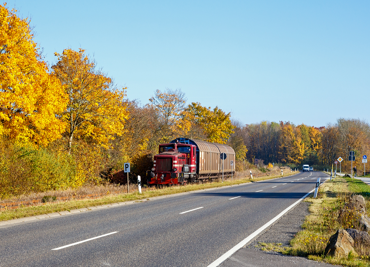 
Die V 26.3 (Lok 3) der Westerwaldbahn (WEBA) eine Jung R 30 B, bringt am 27.10.2015 ihrem kurzen Güterzug von Weitefeld, via Bindweide, nach Scheuerfeld/Sieg, hier beim Elkenrother Weiher (zwischen Weitefeld und Elkenroth).

Die Jung Lok vom Typ R 30 B wurden bei der Firma Jung in Kirchen/Sieg 1957 unter der Fabriknummer 12748 gebaut und als V 26.3 an die WEBA geliefert. Sie hat die NVR-Nummer 98 80 3944 005-8 D-WEBA.

Die WEBA hatte 4 dieser Jung R 30 B Loks, diese zwei Loks sind heute noch als Reserveloks erhalten geblieben. Die anderen zwei dienen als Ersatzteilspender.
