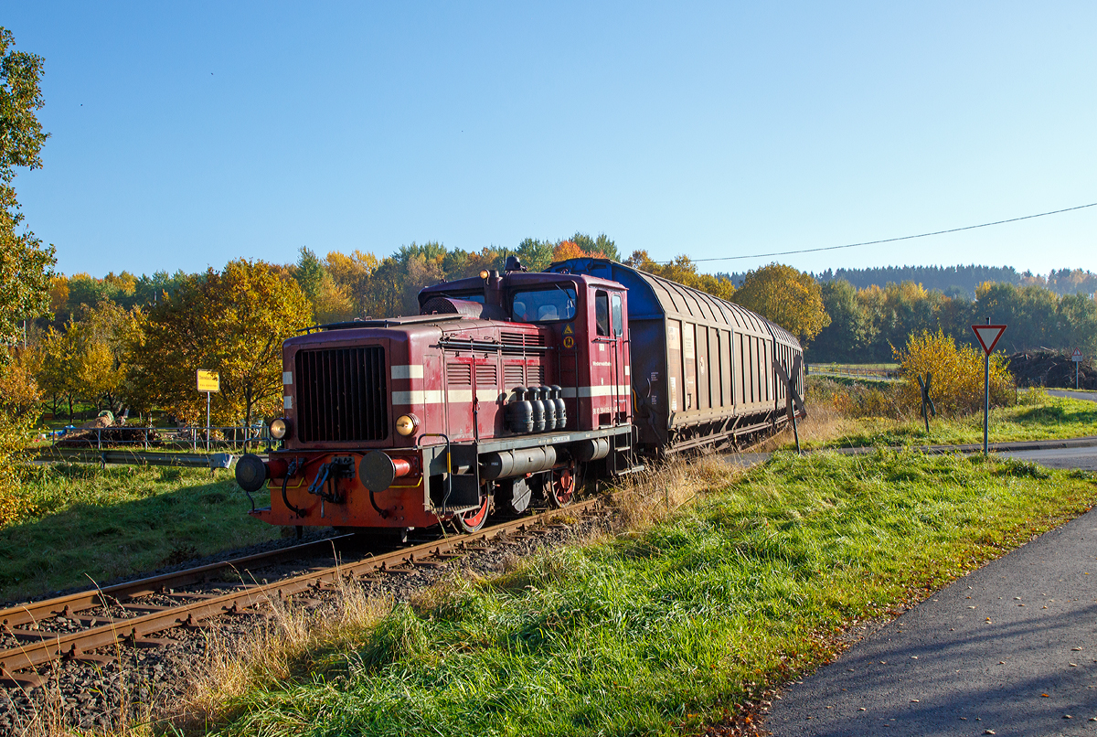 
Die V 26.3 (Lok 3) der Westerwaldbahn (WEBA) eine Jung R 30 B, am 27.10.2015 mit einem kurzen Güterzug auf dem Weg von Weitefeld, via Bindweide, nach Scheuerfeld/Sieg, hier fährt sie nun bei Steinebach hinab nach  Scheuerfeld.

Die Jung Lok vom Typ R 30 B wurden bei der Firma Jung in Kirchen/Sieg 1957 unter der Fabriknummer 12748 gebaut und als V 26.3 an die WEBA geliefert. Sie hat die NVR-Nummer 98 80 3944 005-8 D-WEBA.