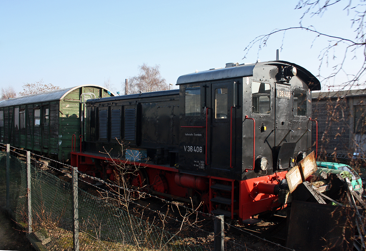 Die V 46 406 der HEF - Historische Eisenbahn Frankfurt e.V., ex DB 236 406-5, ex DB V 46 406, abgestellt Betriebsgelände der HEF am 30.01.2011, aufgenommen aus einem Sonderzug der Hafenbahn.

Die V 36.4  wurde 1950 bei MaK in Kiel unter der Fabriknummer 360015 gebaut und als V46 406 an die Deutsche Bundesbahn geliefert, 1968 Umzeichnung in DB 236 406-5. Nach einer Gesamtlaufleistung von 1,143 Mio. Km seit ihrer Indienststellung schied sie Ende Juni 1979 aus dem Bestand der Deutschen Bundesbahn aus und ging auch sie in den Besitz der Historischen Eisenbahn Frankfurt e. V. über. Seit ihrer Indienststellung bei der Historischen Eisenbahn Frankfurt e. V. wird V36 406 betriebsfähig erhalten und übernimmt neben den Hafenbahnfahrten in Frankfurt am Main auch Leistungen für befreundete Vereine im weiteren Rhein – Main Gebiet.

Die V 36.4 sind modifizierte Nachkriegs-Nachbauten der Wehrmachtsdiesellokomotive WR 360 C 14 (V 36). Die Maschinenbau AG Kiel, in Kiel-Friedrichsort (MaK) lieferte im Jahre 1950 die Diesellokomotiven V 36 401 bis V 36 418 an die Deutsche Bundesbahn. Gegenüber ihren Vorgängerinnen aus der Vorkriegszeit verfügten sie über ein verbessertes Strömungsgetriebe der Firma Voith vom Typ L 37 sowie über größere Kraftstoff- und Luftvorratsbehälter. Letztere erforderten eine Verlängerung des Achsstandes um 450 mm auf 4.400 mm und eine etwas größere Länge über Puffer um 40 mm auf 9.240 mm. 

In diesen Lokomotiven befindet sich jeweils ein 6-Zylinder Diesel-Reihenmotor mit 98 l Hubraum von den Motorenwerken Mannheim (MWM) vom Typ RHS 335 mit einer Leistung von 360 PS bei einer Drehzahl von 600 U/min. Das Flüssigkeitsgetriebe vom Typ L37 mit einem Drehmomentwandler und zwei Kupplungen stammt von der Firma Voith in Heidenheim. Die Kraftübertragung vom Dieselmotor zu den Rädern erfolgte über ein hydraulisches Getriebe auf eine Blindwelle auf die  Treibstangen und mit dieser auf die Rader

TECHNISCHE DATEN:
Baujahr : 1950
Spurweite: 1.435 mm
Achsfolge / Bauart : C - dh
Treibraddurchmesser : 1.100 mm
Länge über Puffer : 9.240 mm
Achsabstände:  1.350 mm / 3.050mm
Gesamtachsstand : 4.400 mm
Höchstgeschwindigkeit: 55 km/h (Streckengang). 27,5 km/h (Rangiergang)
Dienstgewicht : 42 t
Dieselmotorleistung: 360 PS (265 kW)
Motor:  6-Zylinder-Diesel -Reihenmotor mit 98 l Hubraum
Motorgewicht: 6,45 t
Kraftstoffvorrat : 700 Liter
Kraftübertragung : hydraulisch
