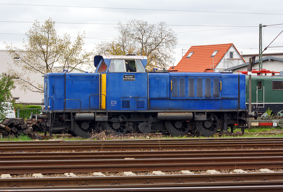 Die V62 der Darmst�dter Kreis-Eisenbahn (geh�rt zum Eisenbahnmuseum Darmstadt-Kranichstein), ex FVE V 62 (Farge-Vegesacker Eisenbahn GmbH, Bremen), ex BTh V 62 (Eisenbahn Bremen-Thedinghausen), eine MaK 600 C am 28.04.2014 beim Rangieren im Eisenbahnmuseum Darmstadt-Kranichstein.

Die Lok wurde 1958 von Mak in Kiel unter der Fabriknummer  600129 gebaut und an die BTh - Eisenbahn Bremen-Thedinghausen geliefert. Im Jahr 1982 ging sie an die FVE - Farge-Vegesacker Eisenbahn GmbH in Bremen (die heute zur Captrain Deutschland geh�rt). 2001 ging sie an die WEG - W�rttembergische Eisenbahn-Gesellschaft mbH in Waiblingen bis sie dann 2004 zur DME - Deutsche Museums-Eisenbahn GmbH in Darmstadt-Kranichstein kam.

Unter der Bezeichnung MaK 600 D baute die Firma MaK in Kiel ab 1953 vierachsige Diesellokomotiven mit Stangenantrieb. Bis 1961 wurden insgesamt 58 Exemplare gebaut. Wegen des langen Achsstandes waren die �u�eren Rads�tze mit Beugniot-Hebeln verbunden und seitenverschiebbar gelagert, um eine guten Kurveng�ngigkeit zu gew�hrleisten. Die ersten 39 bis 1956 gebauten Loks hatten eine L�nge �ber Puffer von 10.600 mm. Die 19 ab 1957 gebauten Loks (wie diese) hatten eine L�nge von 13.600 mm. 

Die eingebauten Motoren waren Hauseigene (MaK)  langsamlaufende 6-Zylindern Schiffsdieselmotore in Reihenbauform vom MS 301 A leisten 600 PS (442 kW) bei 750/min. Die Lokomotiven erreichen je nach Getriebebauart Geschwindigkeiten bis 68 km/h bei einer Dienstmasse von 46 bis 60 t. Der Antrieb der Treibachsen erfolgt, wie bei den anderen Baureihen des Stangenlokbauprogramms von der als Blindwelle ausgef�hrten mittigen Abtriebswelle (zwischen dem 2. und 3. Radsatz) des dem hydrodynamischen Getriebeteil nachgeschalteten mechanischen Zweigangstufen- und Wendegetriebeteiles aus �ber Kuppelstangen auf Rads�tze. Der Tankinhalt betr�gt 1500 Liter.

Als Nachfolgebaureihe wurde ab 1958 die MaK 650 D gebaut.
Aus der 600 D in ihrer urspr�nglichen, kurzen Bauform wurde die V 65 f�r die DB entwickelt

TECHNISCHE DATEN der V 62:
Spurweite: 1.435 (Normalspur)
Achsfolge: D
Achsabstand: 6.300 mm
L�nge �ber Puffer: 11.360 mm
gr��te Breite: 3.100 
gr��te H�he �ber SOK : 4.150 mm 
Raddurchmesser neu: 1.250 mm 
kleinster befahrbarer Gleisbogen: 50 m
Dienstgewicht: 54 t
Motor: MaK 6 Zylinder Diesel-Reihenmotor vom Typ MS 301 A
Leistung: 442 kW (600 PS) bei 750 1/min
Getriebe: Voith L37 zUb
H�chstgeschwindigkeit: 68 km/h
