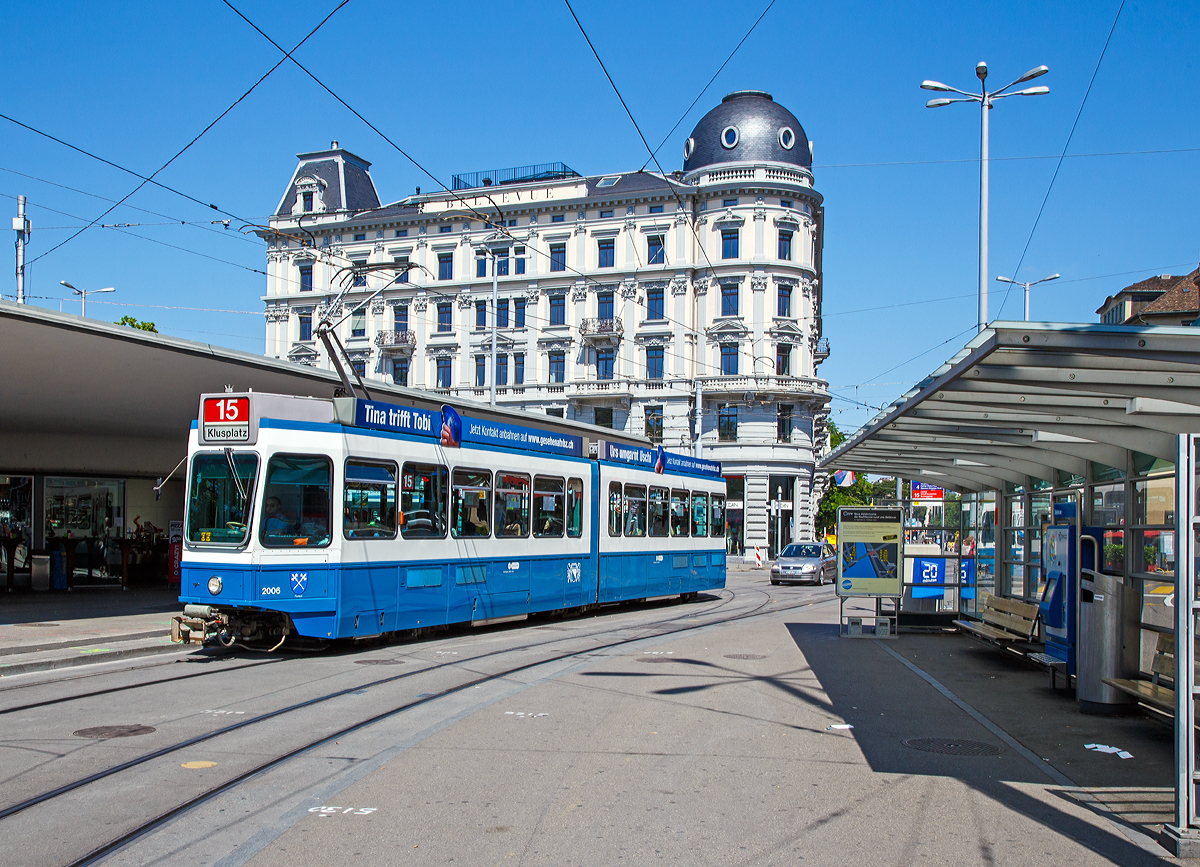 Die VBZ Tram 2000 (Be 4/6) Nr. 2006  Fluntern  (Quartier von Z�rich) als Linie 15 (Bucheggplatz – Klusplatz)  hier am 07.06.2015 am Bellevue (Z�rich), im Hintergrund das Grandhotel Bellevue.  Das Bellevue ist ein weitl�ufiger, zentraler Platz im Herzen von Z�rich und ein wichtiger st�dtischer Verkehrsknotenpunkt. Er liegt am S�dende der Altstadt an der rechten Seite des Abflusses des Z�richsees in die Limmat.

Die Tram 2000 ist der Name eines Tramtyps der von den Verkehrsbetrieben Z�rich (VBZ) betriebenen Strassenbahn Z�rich mit der Bauartenbezeichnung Be 4/6 (bzw. Be 2/4 und Be 4/8), welche zwischen 1976 und 1992 gebaut wurden.  Die Nr. 2006 geh�rt zu der von 1976 bis 1978 gebauten 1. Serie von dem Grundtyp Be 4/6. Der wagenbauliche Teil  dieser Triebwagen ist von SWS, SWP sowie SIG, der elektrische Teil von BBC.

Das Tram 2000 wurde zur Modernisierung des Wagenparks des Z�rcher Trambetriebs als Nachfolger der Be 4/6 �Mirage� entwickelt. Im Gegensatz zum Vorg�ngermodell haben beim Tram 2000 die sechsachsigen Gelenkwagen jedoch nur ein Gelenk, das auf einem Jakobsdrehgestell ruht. Die sechsachsige Gelenktriebwagen (Be 4/6) haben einen F�hrerstand und sin Einrichtungswagen.

Mit �hnlichen Fahrzeugen betreibt der Regionalverkehr Bern-Solothurn seit 1987 die Bahnstrecke Bern–Worb Dorf. Diese sind jedoch achtachsig und zudem Zwei-Richtungs-Fahrzeuge. Auch der Typ FB 2000 der Forchbahn (Stadler Be 4/6) und die Wagen der Strassenbahn Neuenburg sind hiervon abgeleitet.

Technische Daten  (1. Serie - Motorwagen Be 4/6  Tram 2000 ):
Fahrzeugnummer: 2001 bis 2045
Baujahre:   1976 bis 1978
St�ckzahl: 45 (Motorwagen)
Spurweite:  1.000 mm (Meterspur)
Achsformel: B'2'B'
L�nge �ber Kupplung:  21.400 mm
Breite: 2.200 mm
H�he: 3.600 mm
Leergewicht:  26.5 Tonnen
Leistung: 278 kW / 376 PS  (2 Motoren � 139 kW / 188 PS)
Stromsystem: 600 V DC
Sitzpl�tze: 48 
Stehpl�tze: 36 (bei 2 Personen pro m2 )