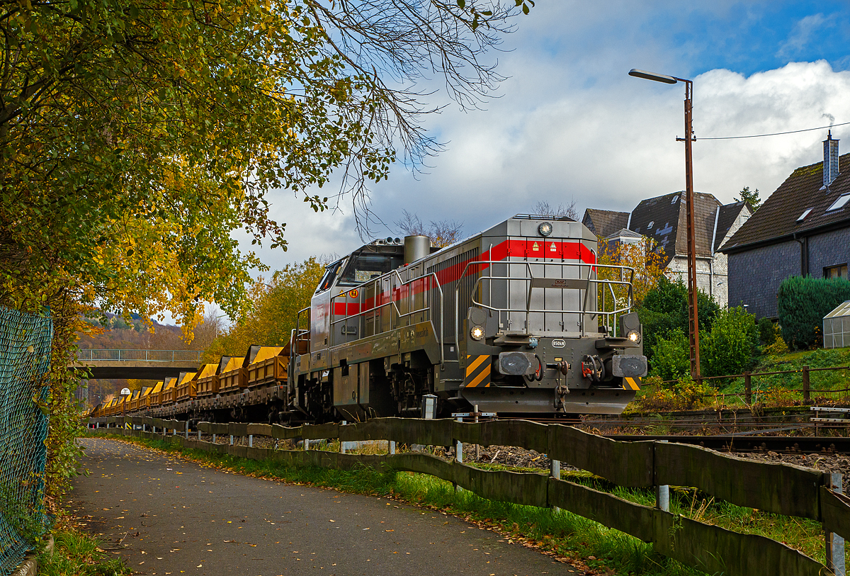
Die Vossloh G 12 – 4120 001-7 „Karl August“ (92 80 4120 001-7 D-KAF) der KAF Falkenhahn Bau AG (Kreuztal) am 04.11.2020 mit einem Kippwagenzug (Kippwagen MK 45 DH „LW-Kipper“, der Gattung Rlps), beladen mit Aushubschotter (Altschotter) in Herdorf. Der Zug fährt später den Altschotter, über Betzdorf und Kreuztal, zum Recycling nach Bochum ab.

Die G12 wurde 2010 von Vossloh in Kiel unter der Fabriknummer 5001919, als Prototyp, gebaut und bereits auf der InnoTrans 2010 präsentiert. Von 2015 war sie an die SLG Spitzke Logistik GmbH vermietet und fuhr als G 12 - SP - 012 (92 80 4120 001-7 D-VL). Seit 2017 gehört dieses Einzelstück der KAF Falkenhahn Bau AG in Kreuztal. Übrigens, die Lok trägt den Namen des Firmengründers Karl August Falkenhahn, der die Baufirma 1919 in Kreuztal gründete, daher auch die Bezeichnung KAF für Karl August Falkenhahn.

Die Vossloh G 12 bleibt ein Einzelstück, lediglich von der diesel-elektrischen Variante (DE 12) wurden bisher 5 Stück gebaut. Die leistungsstärkere Serie G18 / DE 18 ist erheblich erfolgreicher.
