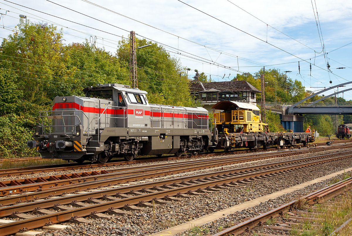 
Die Vossloh G 12 „Karl August“  92 80 4120 001-7 D-KAF der KAF Falkenhahn Bau AG (Kreuztal) rangiert die Schienenzugladeeinrichtung SILAD  40.61 (bzw. Schienenladewagen SLW 8), Schweres Nebenfahrzeug Nr. D-VMRS 99 80 9351 001-9 der Vossloh Mobile Rail Services GmbH, am 09.98.2018 in Kreuztal. 

Nochmal einen freundlichen Gruß an den Tf Steve Bäcker.