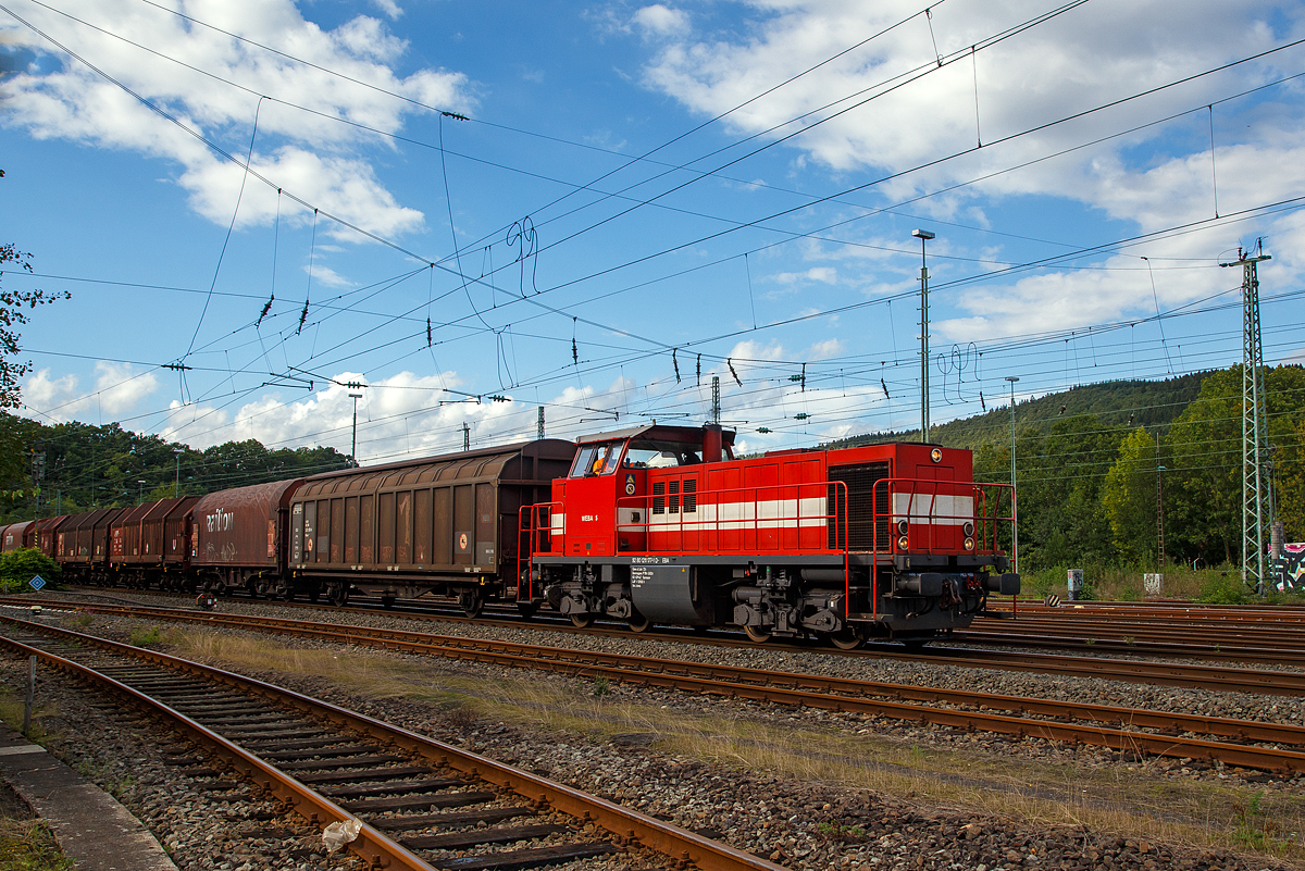 Die Westerwaldbahn WEBA 5 - 211 177-1 (92 80 1211 177-1 D-WEBA), eine On Rail DH 1004 (Umbau aus V 100.10), erreicht am 18.09.2015 mit einem Übergabe-Güterzug Betzdorf/Sieg und stellt gleich im Rbf ab.

Die Ursprungslok ist die DB V 100 1177 (ab 1968 DB 211 177-1) welche 1961 von Henschel unter der Fabriknummer 30526 gebaut wurde. 1999 erfolgte der Umbau durch Vossloh im Werk Moers nach dem Konzept von On Rail mit Serienteilen der Type G1205 unter Verwendung von Rahmen und Drehgestellen in die DH 1004, die neue Fabriknummer ist DH 1004 / 2. Rahmen und Drehgestellen sind noch die alten von der V 100, darüber ist alles neu. 1999 ging die Lok an die WEBA - Westerwaldbahn des Kreises Altenkirchen GmbH (Steinebach-Bindweide) als WEBA Lok 5. Nach der Einstellung des Güterverkehrs der WEBA wurde die Lok an die CCW - Captrain Deutschland CargoWest GmbH (Gütersloh) und wird dort als CCW V 148 (92 80 1211 177-1 D-CCW) geführt.

Als im Zuge der Bahnreform in Deutschland zunehmend Bedarf an kostengünstigen Diesellokomotiven bestand, entwickelte die Firma OnRail aus Mettmann ein Umbaukonzept. Als Basis diente ein Fahrwerk der bewährten DB-Baureihe V100.10, von der Rahmen, Getriebe und Drehgestelle übernommen wurden. Die Aufbauten inklusive Dieselmotor und sonstiger technischer Ausrüstung entstanden in Anlehnung an die MaK G1205 neu. Die Lok richtet sich in erster Linie an Regionalbahnen mit mittleren Zuglasten. Für Bahnen mit umfangreichem Rangierdienst ist die Lok wegen ihres recht alten Getriebes weniger geeignet.

Im Deutschen Fahrzeugeinstellungsregister wurde für diese Fahrzeuge die Baureihennummer 98 80 1209 vergeben, die auch die sechs Loks anderer Betreiber haben, die beiden Loks der WEBE (5 und 7) hatten die alten NVR-Nummern 92 80 1211(177-1 bzw. 274-6) behalten.
Alle 8 Loks vorhandenen, sechs nun bei der CCW.

TECHNISCHE DATEN:
Anzahl der umgebauten Loks: 8
Spurweite: 1.435 mm (Normalspur)
Achsformel: B'B'
Länge über Puffer : 12.100 mm
Drehzapfenabstand:  6.000 mm
Achsstand im Drehgestell:  2.200 mm
Raddurchmesser neu : 950 mm
größte Breite: 3.115 mm
Gewicht der Lok: 72 t
Höchstgeschwindigkeit: 100 km/h
Dieselmotor: MTU 12V396 TO14
Motorleistung: 1.030 kW( 1.400 PS)
Motornenndrehzahl: 1.630 U/min
Getriebe: Voith L216rs
Höchstgeschwindigkeit: 100 km/h
Kraftstoffvorrat: 2.500 l