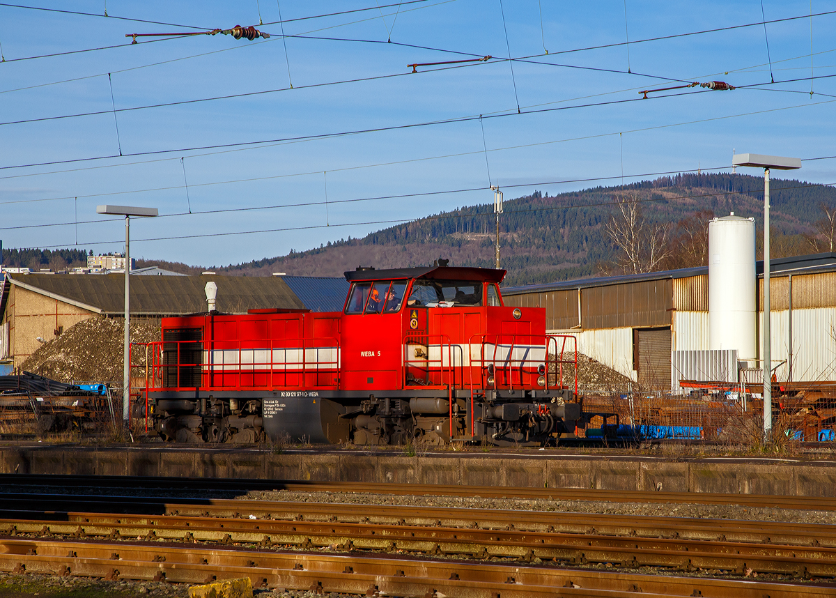 Die Westerwaldbahn WEBA 5 - 211 177-1 (92 80 1211 177-1 D-WEBA), eine On Rail DH 1004 (Umbau aus V 100.10), fährt am 09.01.2016 als Lz durch den Bf Kreuztal in Richtung Siegen,
