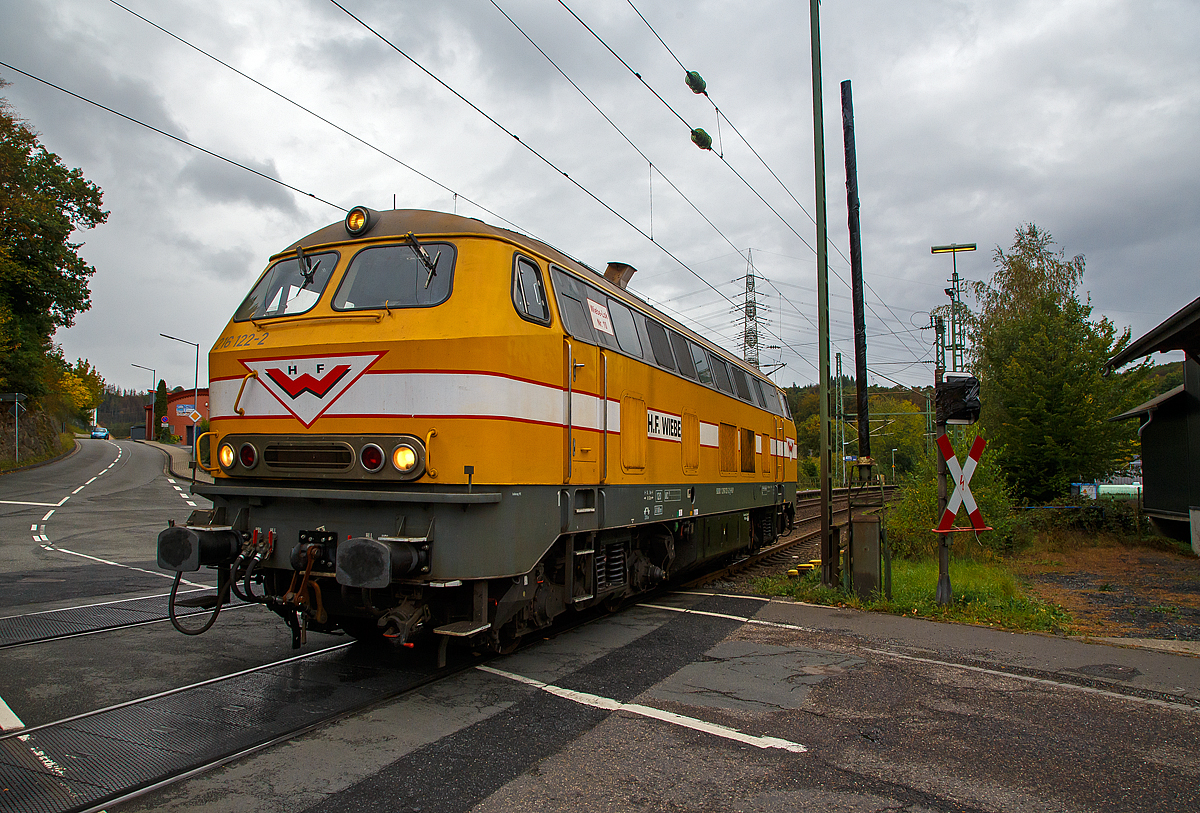 
Die Wiebe Lok 10 - 216 122-2 (ex DB V160 122 ab 1968 DB 216 122-2), fährt am 26.09.2020 in Richtung Wissen, hier beim Bü bzw. Hp Scheuerfeld (Sieg).

Die V 160 wurde 1967 bei Deutz unter der Fabriknummer 58144 gebaut. Sie hat die NVR-Nummer 92 80 1216 122-2 D-BLP (BLP Wiebe Logistik GmbH gehört zur H.F. Wiebe Guppe). Die Baureihe 216 ist die erste Variante der V 160-Familie.