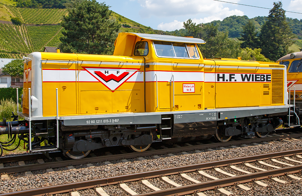 
Die Wiebe Lok 8 bzw. 211 015-3 (92 80 1211 015-3 D-BLP), ex DB 211 015-3, ex DB V 100 1015, fährt am 14.07.2018 im Zugverband (zwischen zwei V 160) durch Leutesdorf,  auf der KBS 465 (Rechte Rheinstrecke) in Richtung Norden. 

Die V 100.10 wurde 1961 von MaK in Kiel unter der Fabriknummer 1000033 gebaut und als V 100 10150 an die Deutsche Bundesbahn geliefert, 1968 erfolgte die Umzeichnung in DB 211 015-3, nach der Ausmusterung 1999 wurde sie 2001 an die H.F. Wiebe GmbH & Co. KG verkauft . 