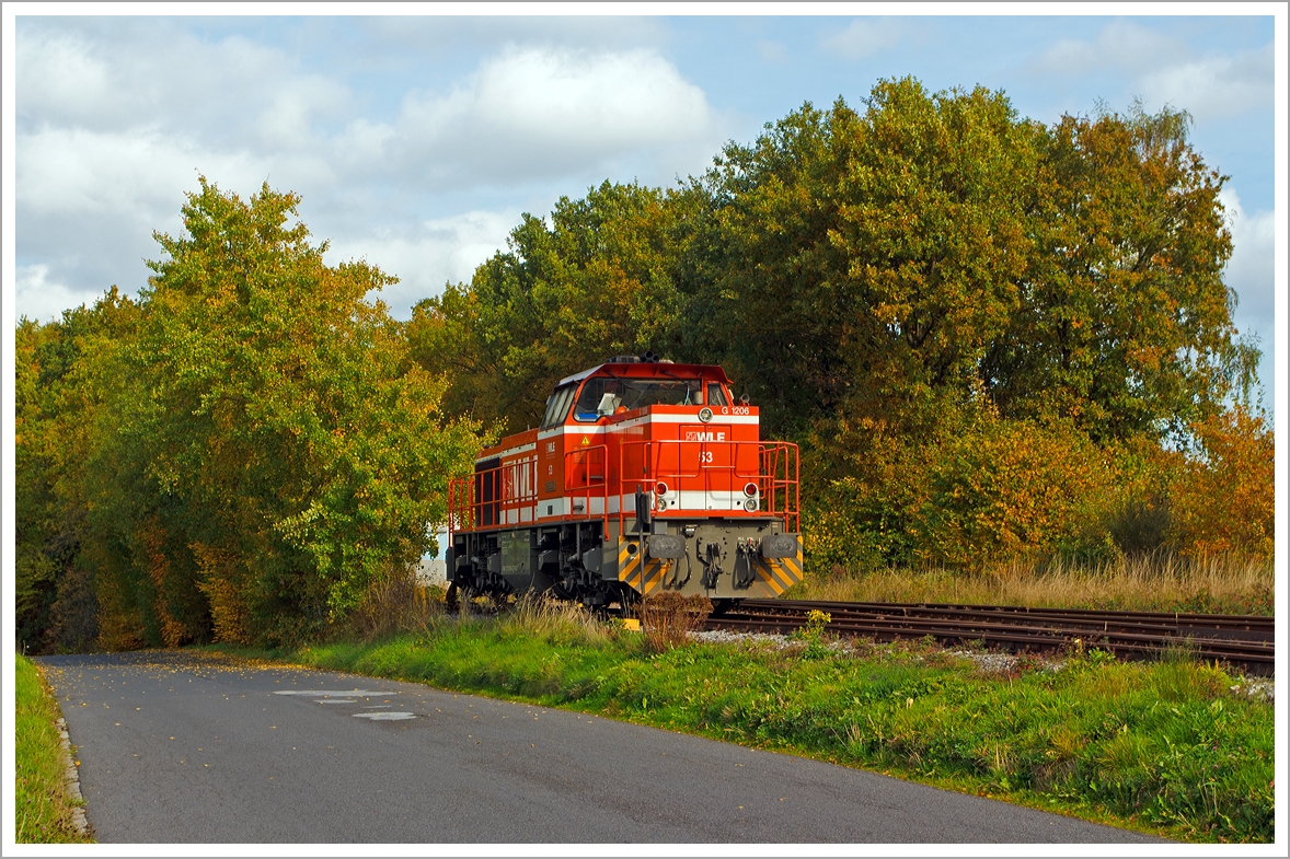 Die WLE 53  Kreis Soest  (275 505-6) der Westf�lische Landes-Eisenbahn GmbH in Lippstadt steht am 21.10.2013 am Werksanschluss der Salzgitter Mannesmann Precision GmbH in Burbach-Holzhausen. Sie wartet auf ihre Wagen, aber erst wenn die Wagen mit Luppen (Rohrrohlinge) leer sind, kann sie die Heimreise antreten.

Die Lok, eine Vossloh G 1206 (ehem. MaK), wurde 2008 unter der Fabriknummer 5001639 gebaut, sie hat die NVR-Nummer 92 80 1275 505-6 D-WLE und EBA-Nummer EBA 08D08M 005.
