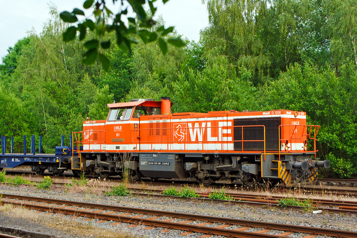 
Die WLE (Westfälische Landes-Eisenbahn) Lok 51  Kreis Warendorf  (eine MaK G 1206) hat am 03.06.2014 mit leeren Güterzug (Schwerlastwagen) im Bahnhof Herdorf Hp 0. Sie kommt mit ihrem Zug von Burbach-Holzhausen.
Die Lok wurde 2002 bei Vossloh unter Fabriknummer 1001150 gebaut. Die komplette NVR-Nummer ist 92 80 1275 106-3 D-WLE, die EBA-Nummer EBA 02L22K 001.

Die Lokomotive MaK G 1206 ist eine dieselhydraulische Lokomotive, die von der Maschinenbau Kiel (MaK), ehemals DWK - Deutsche Werke Kiel, entwickelt wurde. MaK wurde 1998 von Vossloh gekauft und firmiert seither als Vossloh Locomotives. 

Technische Daten der WLE 51
Spurweite: 1.435 mm
Achsfolge : B´B´
Länge über Puffer: 14.700 mm
Drehzapfenabstand: 7.200 mm
Drehgestellachsabstand: 2.400 mm
größte Breite: 3.080 mm
Höhe über Schienenoberkante: 4.220 mm
Raddurchmesser neu: 1.000 mm
kleinster befahrbarer Gleisbogen: 60 m
Dienstgewicht: 87,3 t
Kraftstoffvorrat: 3.500 l
 
Motor: 
Caterpillar 12 Zylinder 4-Takt Dieselmotor mit Abgasturbolader und Ladeluftkühlung vom Typ 3512B DI TA mit einer Leistung von 1.500 kW bei1.800 U/min
 
Strömungsgetriebe: Voith L5r4zU2
Höchstgeschwindigkeit 100 km/h
max. Schleppgeschwindigkeit : 80 km/h
kleinste Dauerfahrgeschwindigkeit: 10 km/h

Die MaK G 1206 ist im schweren Rangier- und Streckendienst einsetzbar. Sie wurde 1997 zum ersten Mal gebaut und ist nach Deutschland, Österreich, der Schweiz, Luxemburg, Italien, Spanien, den Niederlanden und nach Frankreich verkauft worden. Allein 23 Lokomotiven fahren als BB 61000 bei der SNCF, davon sechs mit MTU-Motor (Die G 1206 gibt es wahlweise mit Caterpillar- oder MTU-Motor).

Eine Weiterentwicklung der MAK 1206 ist die Vossloh G 1700 BB. In erster Linie wurde dabei der Rahmen so geändert, dass die Vossloh Standarddrehgestelle verwendet werden konnten