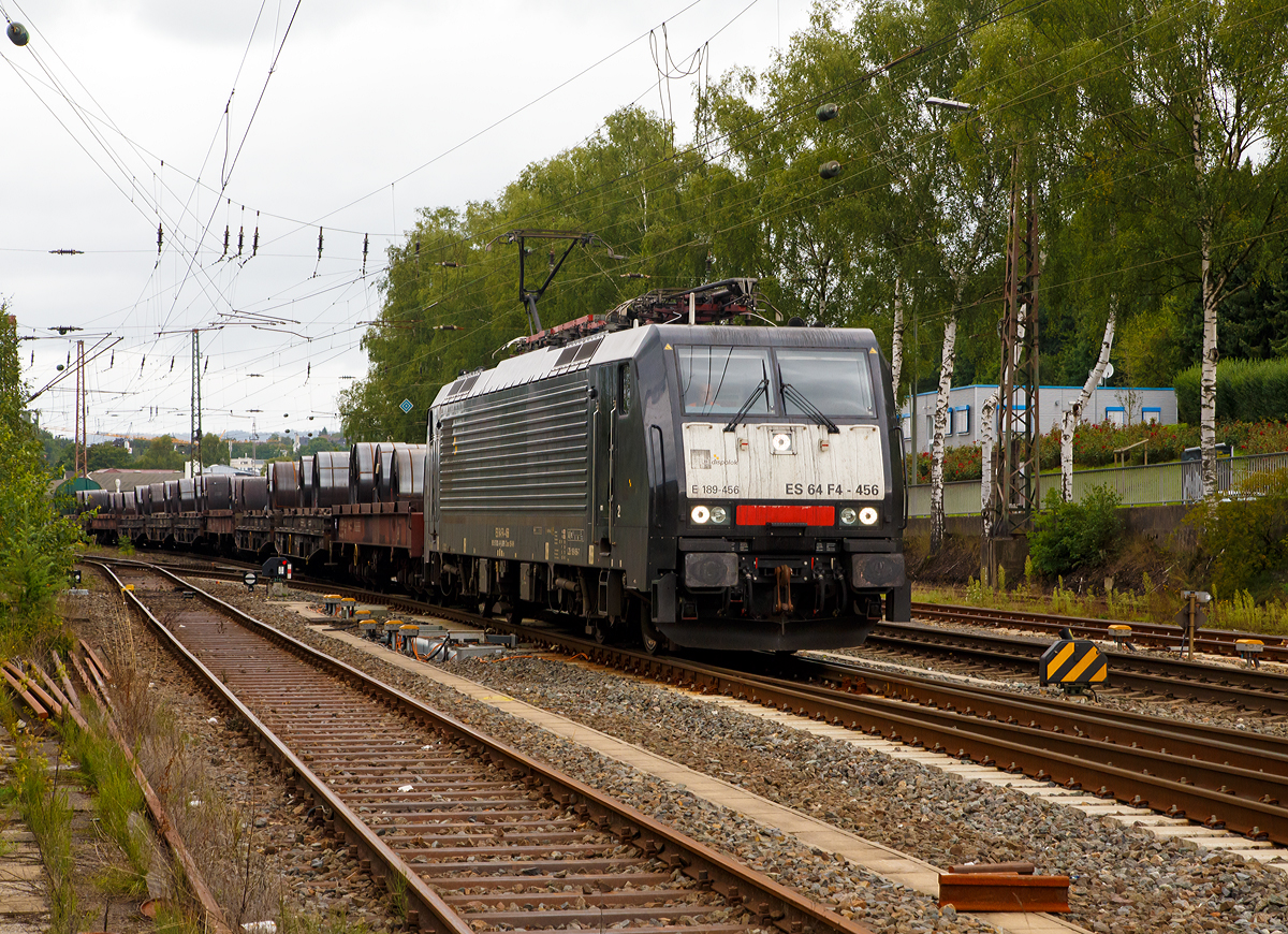 Die wohl an die DB Cargo AG vermietete MRCE E 189-456 bzw. ES 64 F4 - 456 (91 51 5170 030-8 PL-DISPO Class 189-VH, ex 91 80 6189 456-7 D-DISPO) kommt am 19.08.2017, mit einem schweren Coilg�terzug aus Richtung Hagen kommend in Kreuztal an. 

Die Siemens ES 64 F4 wurde 2009 von Siemens in M�nchen unter der Fabriknummer 21510 gebaut, sie hatte urspr�nglich nur das „Paket“ VP  installiert. Seit 2012 hat sie das  „Paket“ VH  installiert und hat so die Zulassung f�r Deutschland, �sterreich, Polen und Rum�nien. 
