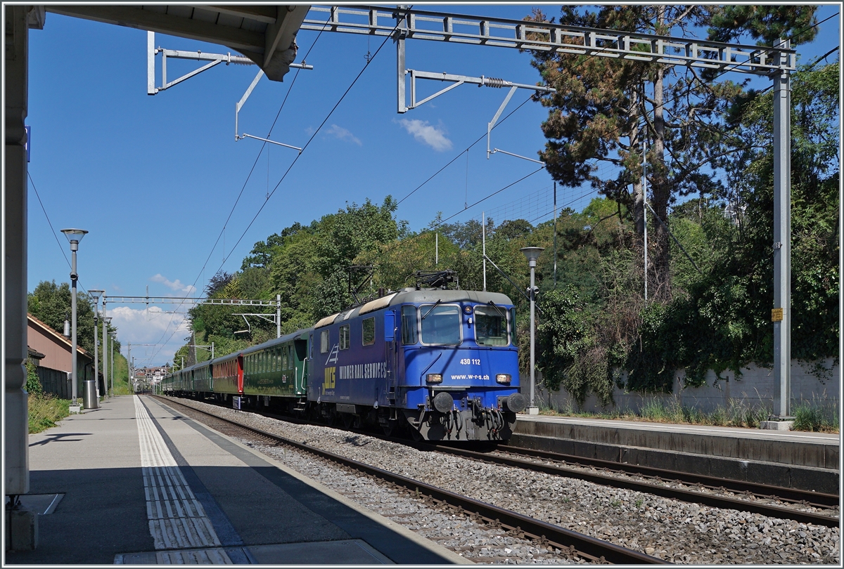 Die WRS Re 430 112 ist mit einem Extrazug der L'Association 141R568 (?) in Richtung Montreux unterwegs und fährt durch Burier. Der schöne Zug überraschte mich, so dass weder der Standort, noch die Bildgestaltung ideal sind. 

30. Juli 2022