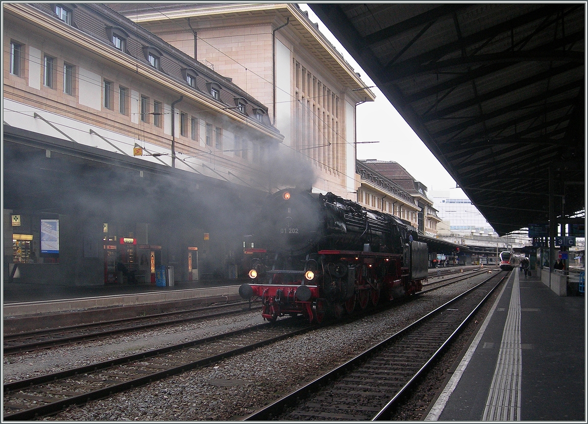 Die wunderschöne 01 202 bei einer Rangierfahrt (Zug umfahren) in Lausanne.
6. Dez. 2014